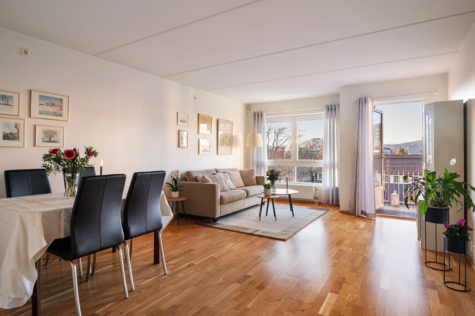 Denne leiligheten har virkelig fine lysforhold som gir en god romfølelse og ikke minst trivsel! Galleribilde