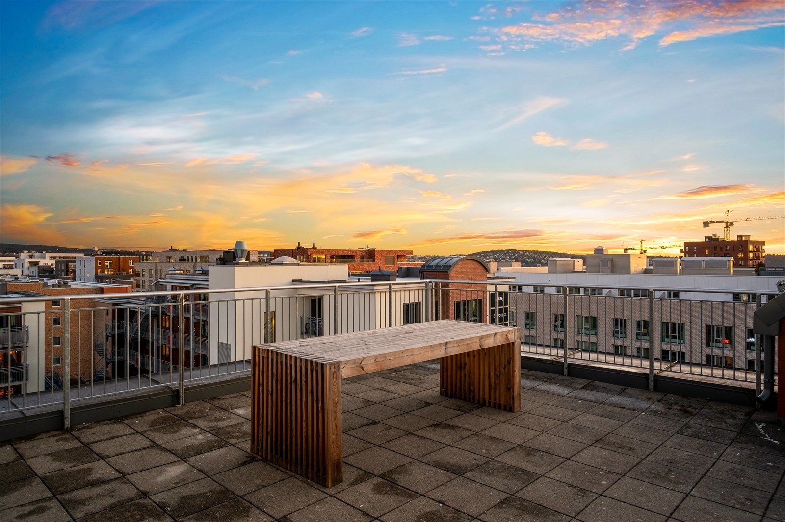 Åpen og fri utsikt fra den flotte, felles takterrassen. Galleribilde