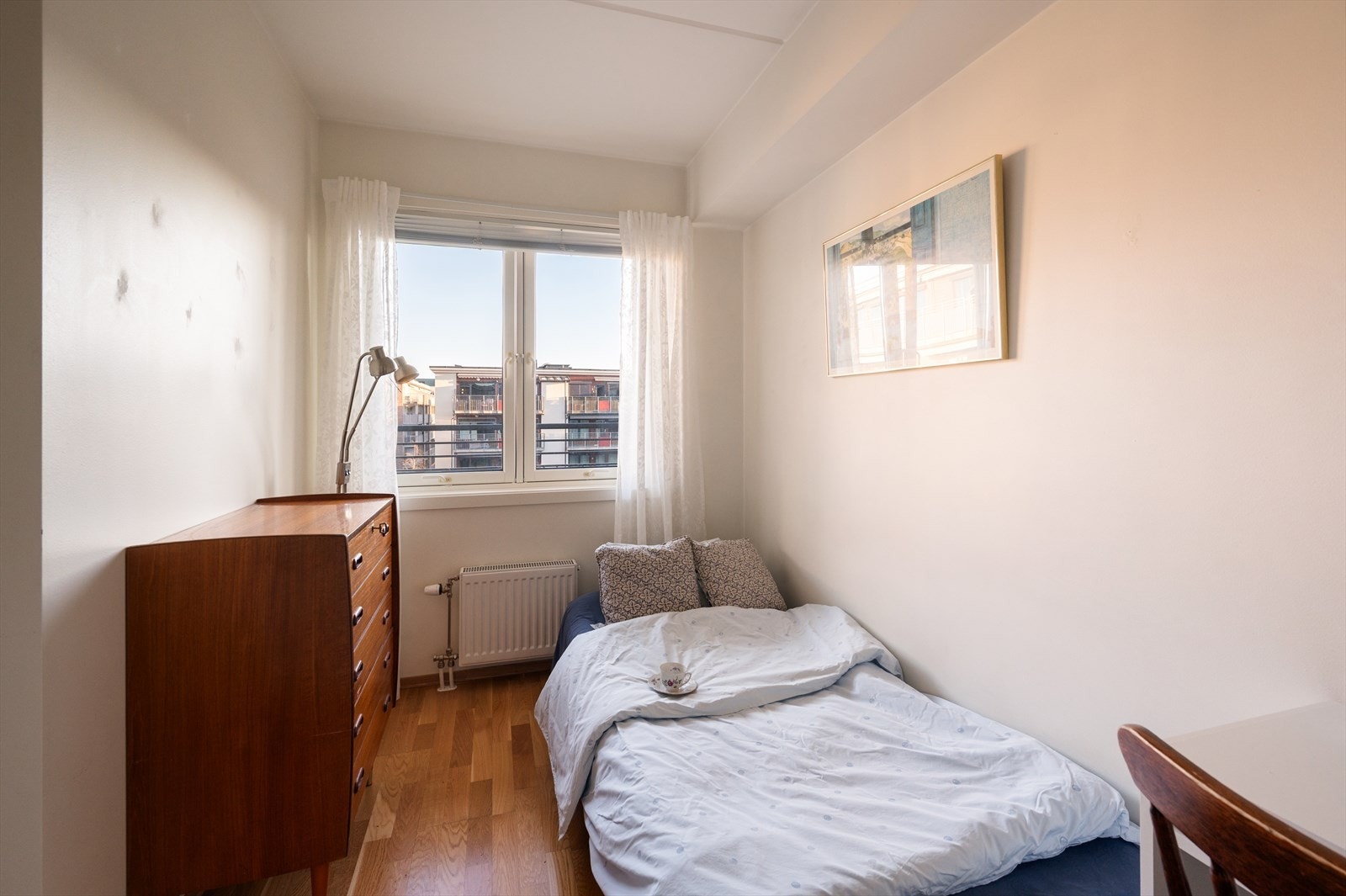 Rommet passer utmerket til gjesterom, barnerom eller kontor. Medfølgende garderobeskap Galleribilde