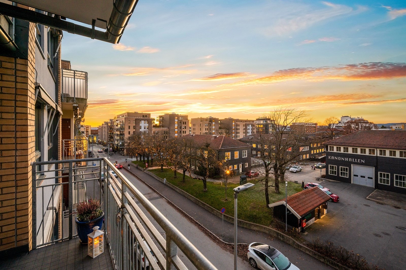 Her får du en romslig og trivelig 3-R med en herlig balkong, flott utsikt, heis og garasjeplass. Galleribilde