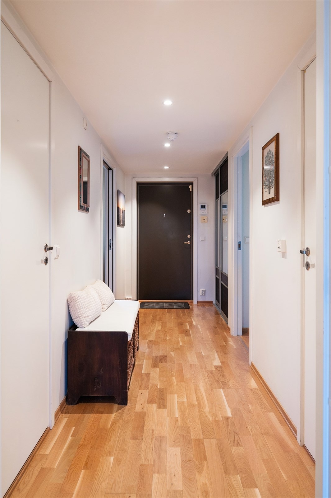 Gang med godplass til sittebenk eller andre oppbevaringsløsninger. Dørtelefon er hensiktsmessig plassert ved inngangsdøren. Galleribilde