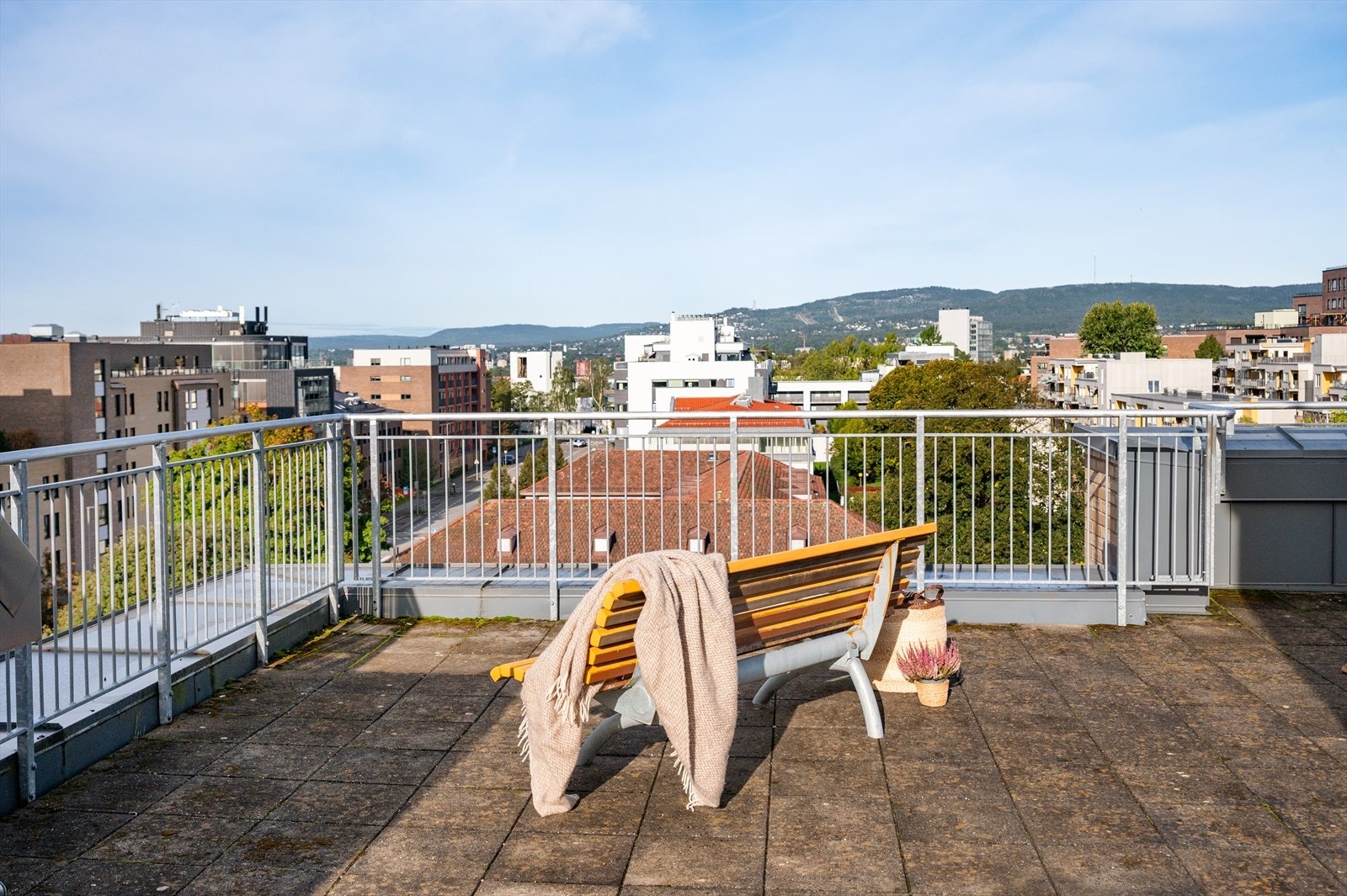 Felles takterrasse med nydelig utsikt over nærmiljø, mot Holmenkollen og åsene rundt. Galleribilde