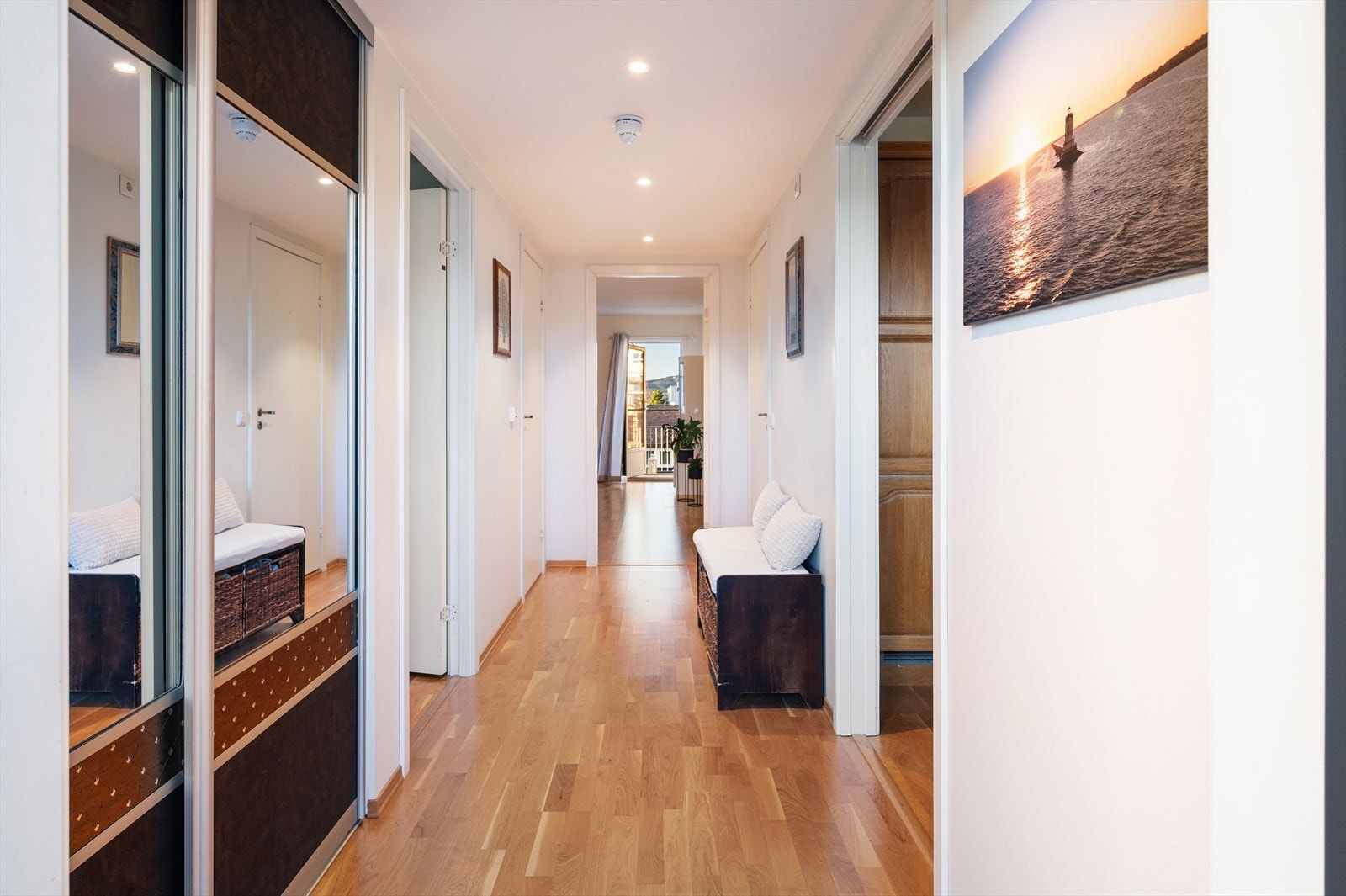 Romslig mellomgang / entré med blant annet skyvedørsgarderobe med gode muligheter for oppbevaring. Downlights i himling. Galleribilde