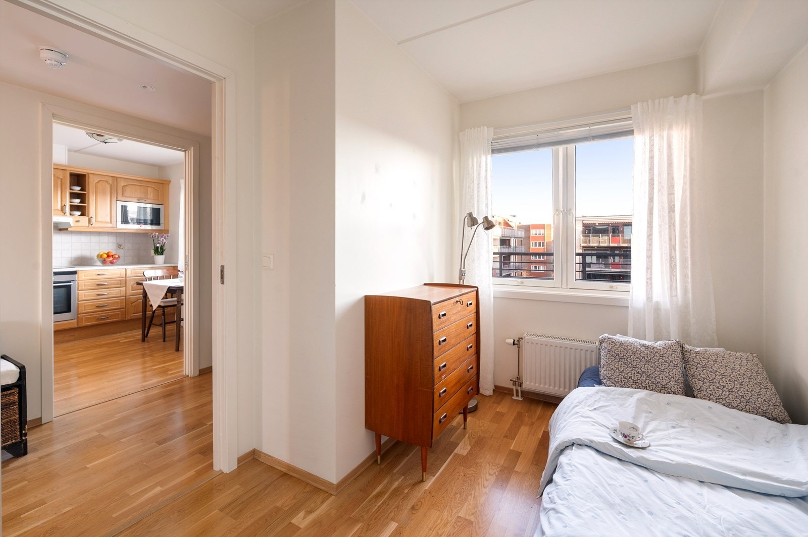 Soverom 2 er også et godt rom med plass til seng, kommode og nattbord. Galleribilde