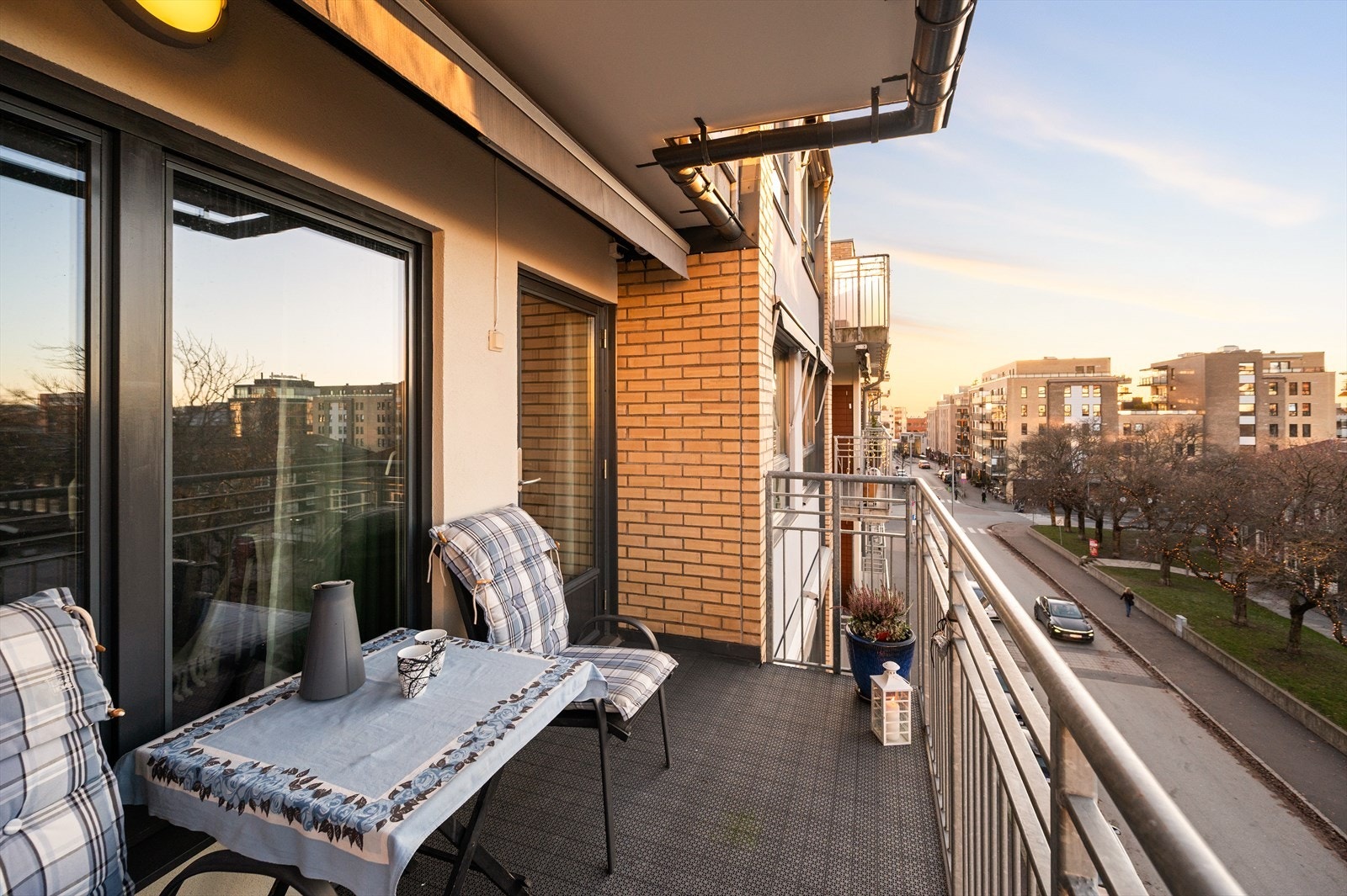 Balkongen fungerer utmerket som en forlengelse av boligen i sommerhalvåret, med god plass til sittegruppe, planter og grill. Elektrisk markise er montert for god solskjerming på de varmeste dagene. Galleribilde