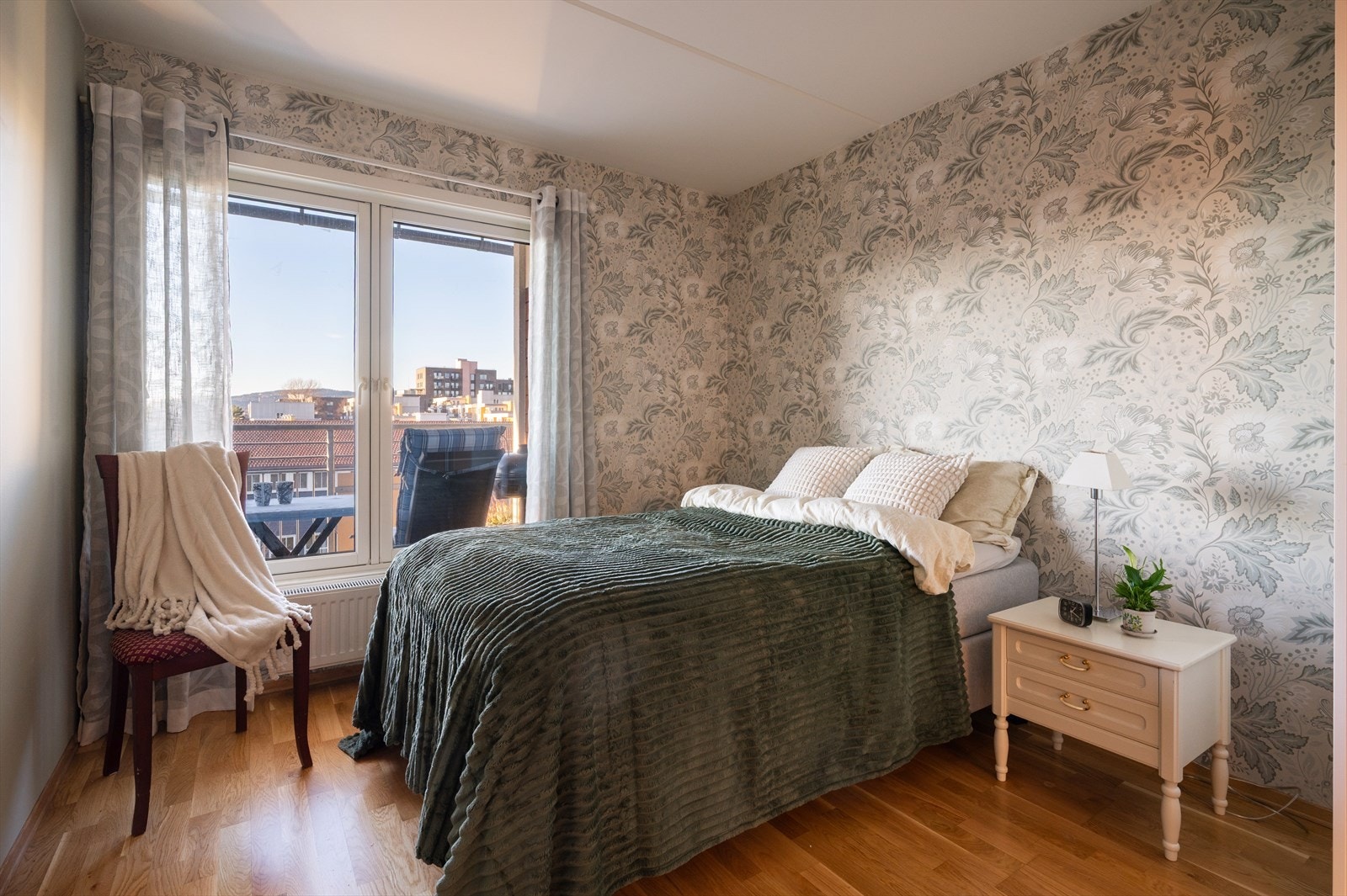 Hovedsoverom har god plass til dobbeltseng og nattbord på hver side Galleribilde