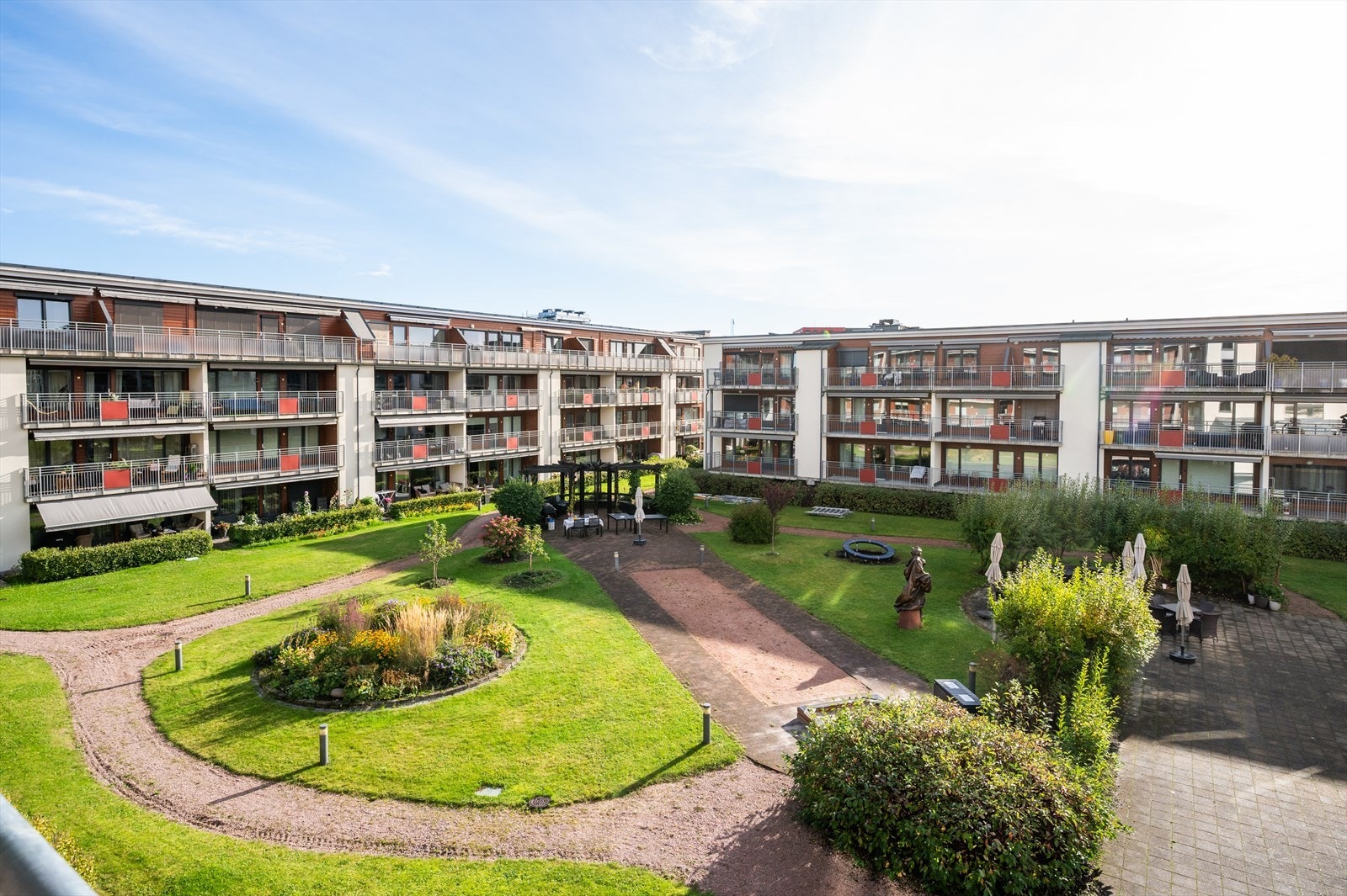 Utsikt fra felles takterrasse mot opparbeidet gårdsrom. Galleribilde