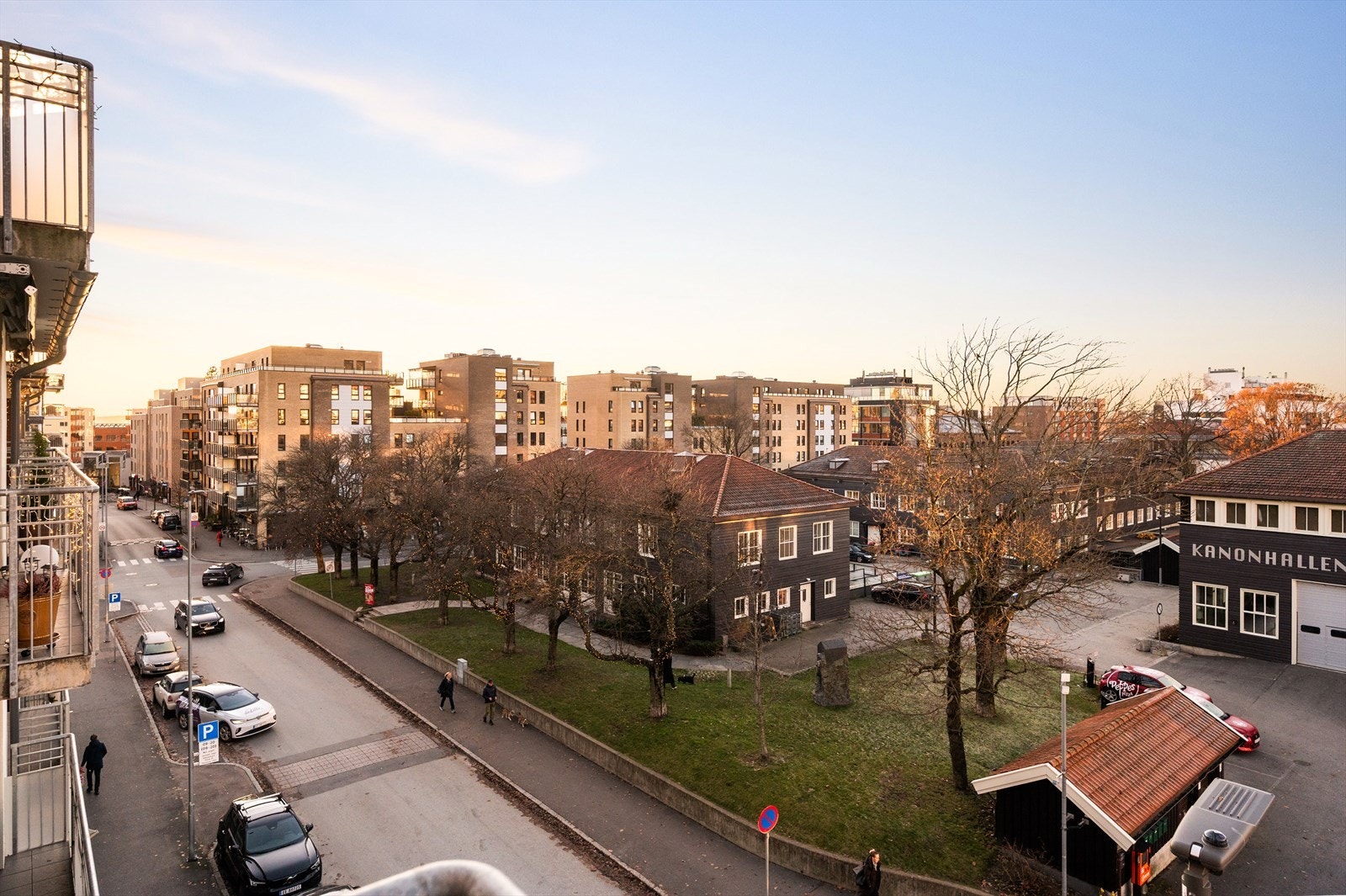Hyggelig utsikt fra balkongen ned Peter Møllers vei og mot sentrum av Løren Galleribilde