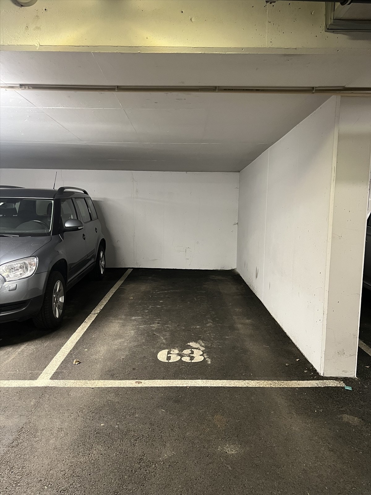 Det medfølger en garasjeplass i felles, avlåst garasjeanlegg. Det er heisadkomst fra garasjeanlegget og opp til leilighetsnivå. Galleribilde