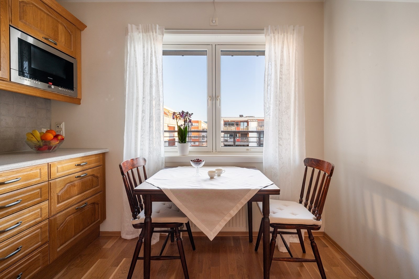 Her er det plass til et koselig spisebord hvor du kan titte ut mot de grønne, frodige grøntområdene i borettslagets bakgård. Galleribilde