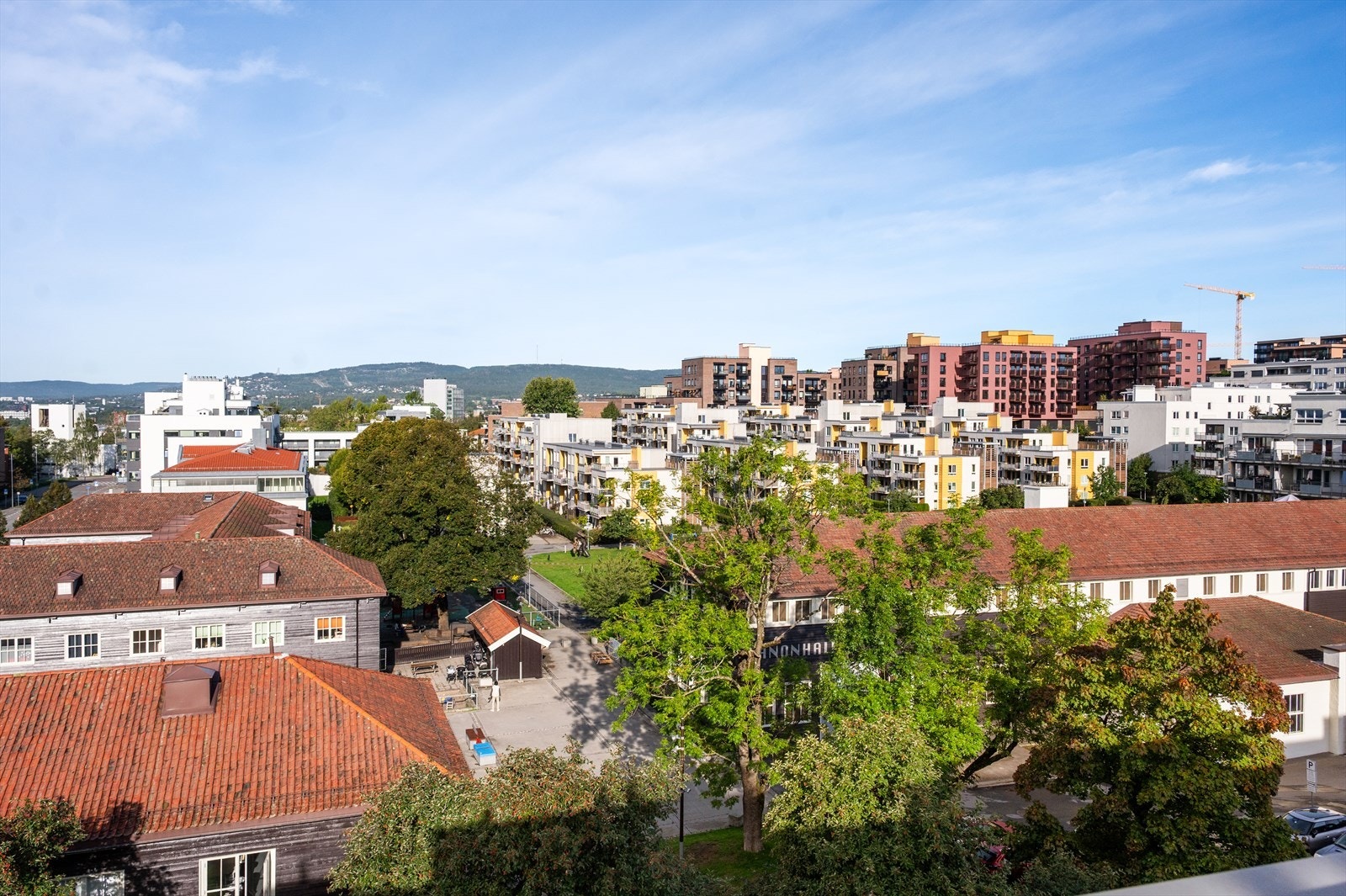 Åpen og fri utsikt fra den flotte, felles takterrassen Galleribilde