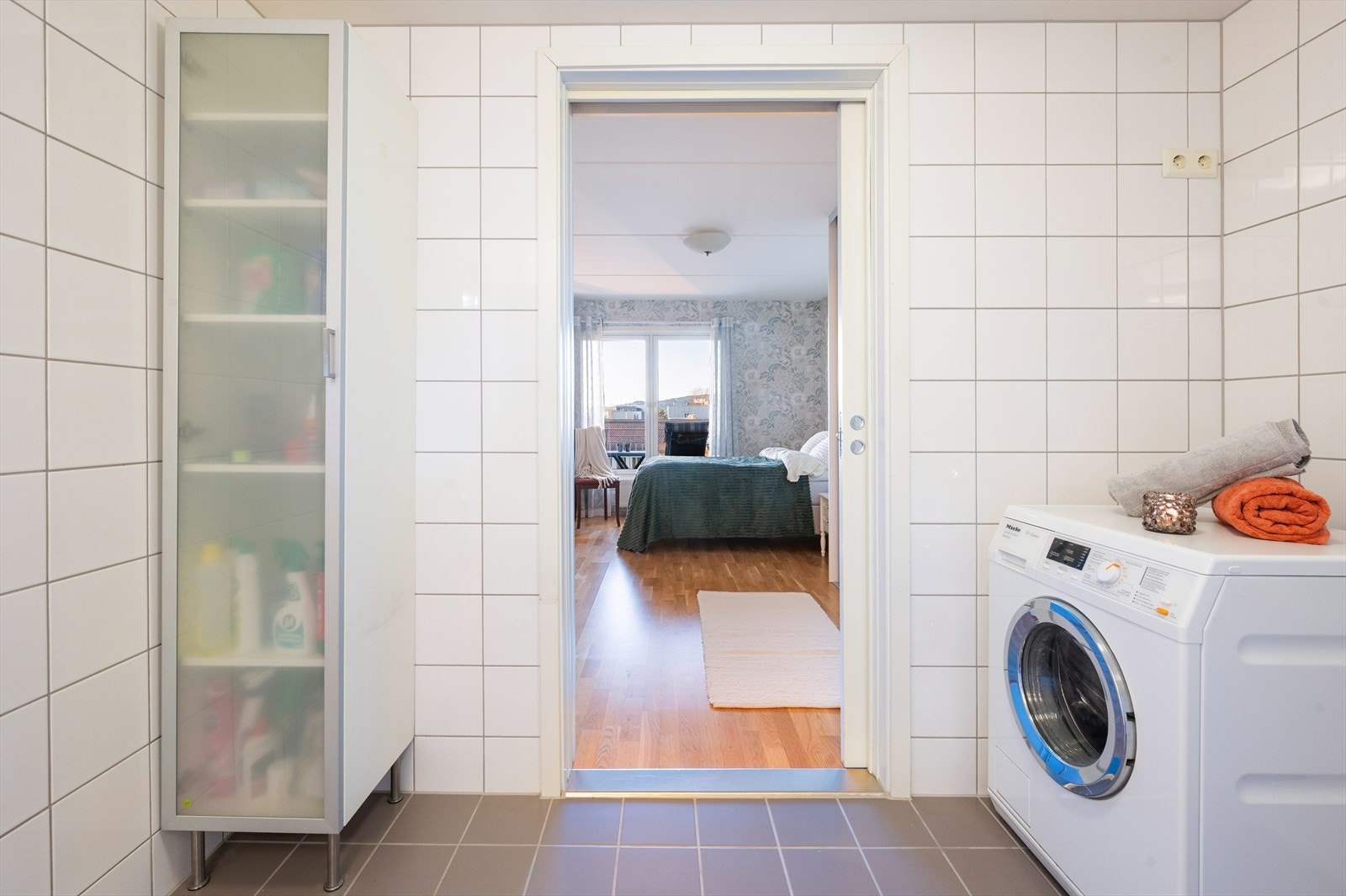 Badet har også praktisk inngang via hovedsoverom. Galleribilde