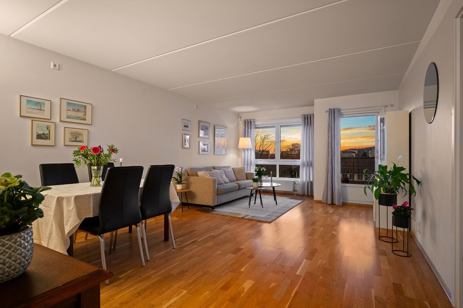 Leiligheten har store vindusflater og en gjennomgående planløsning som gir rikelig med naturlig lys og en luftig atmosfære. Galleribilde