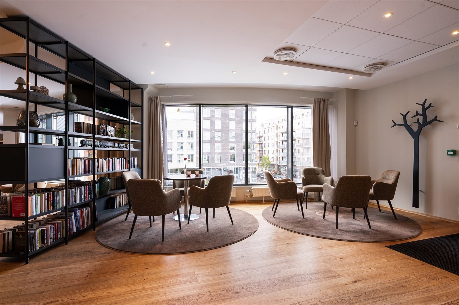 Her har du tilgang til romslige og flotte fellesområder som er betjent med hyggelig vertskap som bidrar til å forenkle beboernes hverdag. Galleribilde