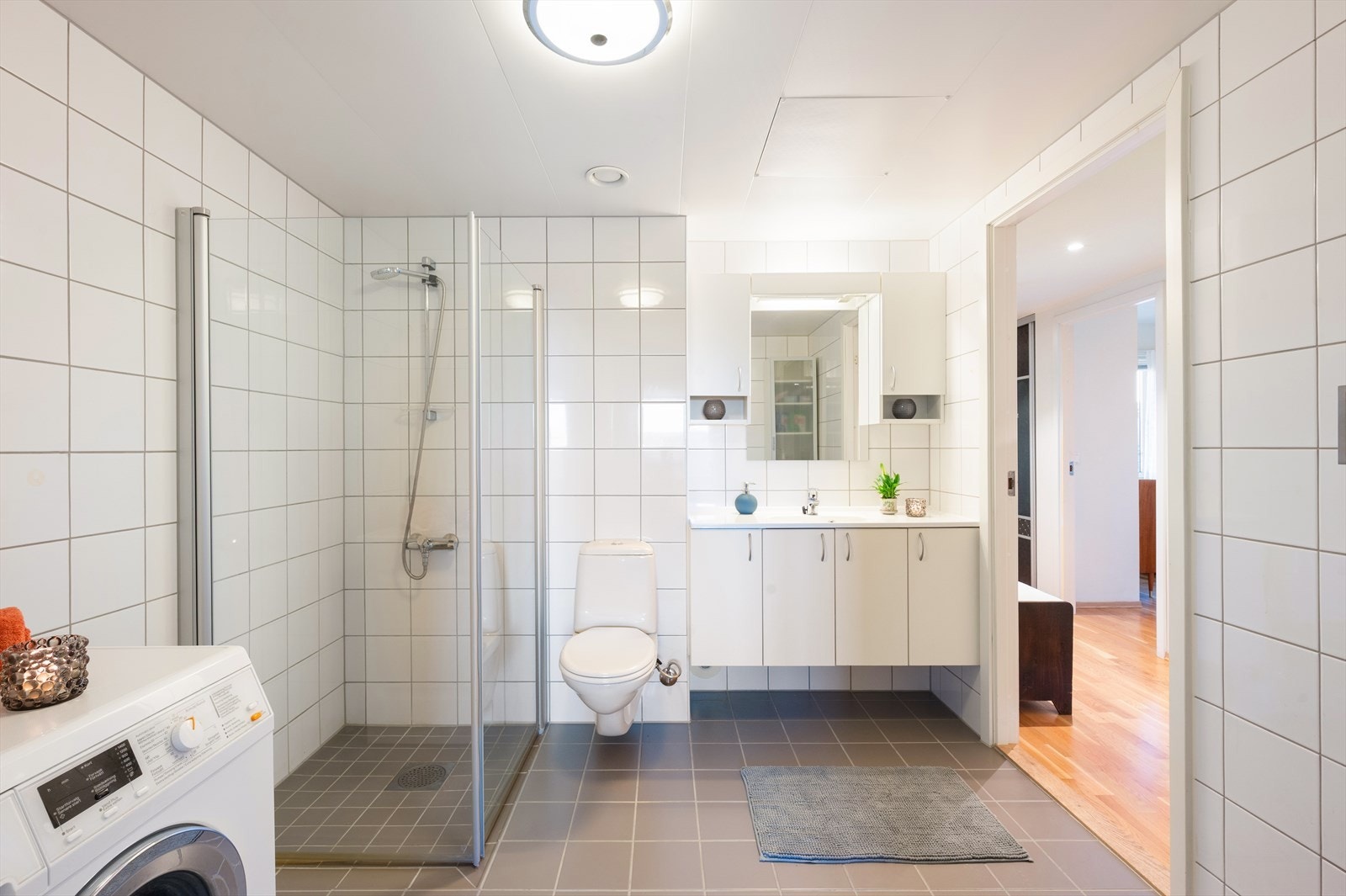 Baderommet er svært romslig og her er det god plass til både vaskemaskin/stellebord eller andre oppbevaringsløsinger. Badet er pent flislagt og har varme i gulv. Galleribilde