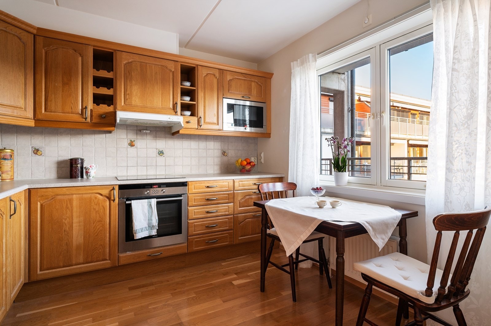 Kjøkkenet ligger separat fra stuen og fremstår lyst og innbydende med et stort vindu som slipper inn rikelig med naturlig lys. Galleribilde