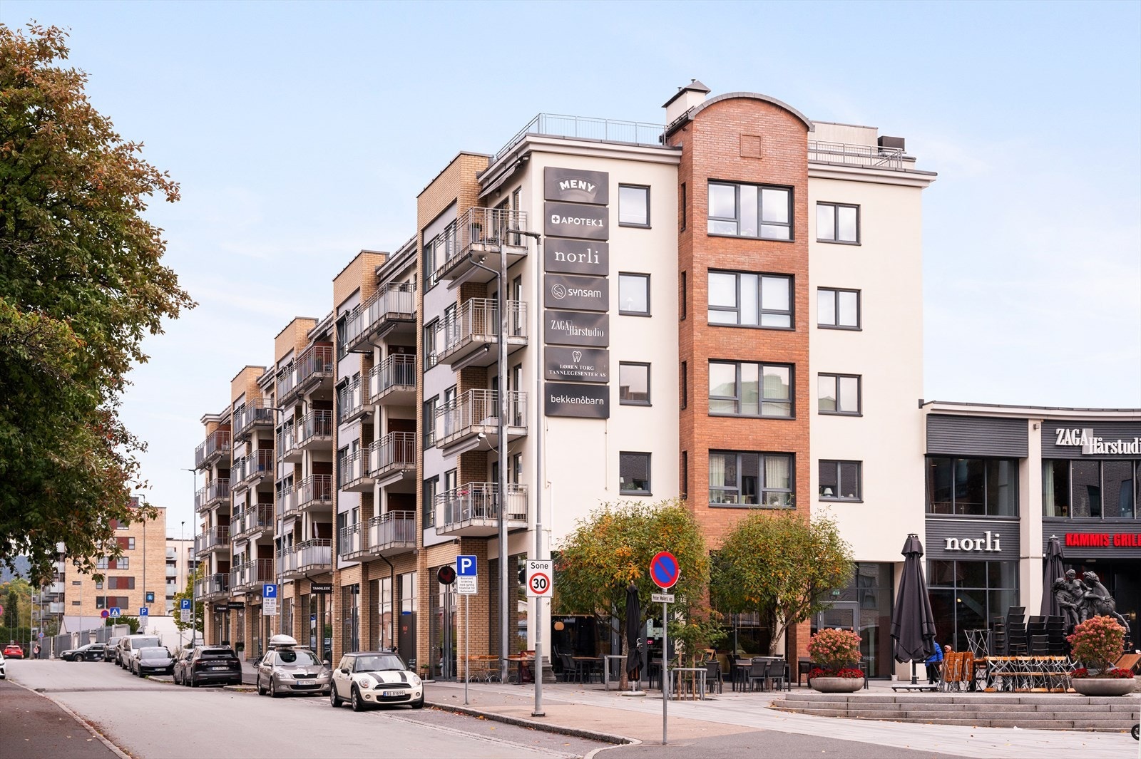 Leiligheten ligger på Løren Torg med dagligvare (Velassortert Menyforretning), apotek, bokhandel m.m. ligger i umiddelbar nærhet. Her kan du enkelt ta heisen ned til senteret. Mer praktisk kan det ikke bli! Galleribilde