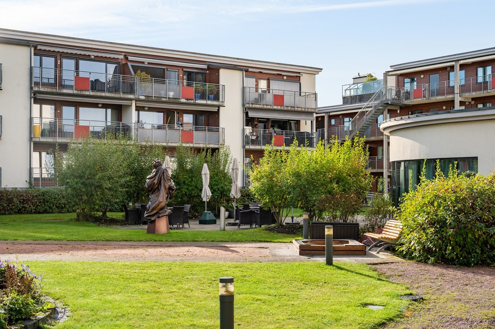 Fellesområdene er pent opparbeidet med gangstier, gressplen og hyggelig beplantning. Her trives både store og små. Galleribilde