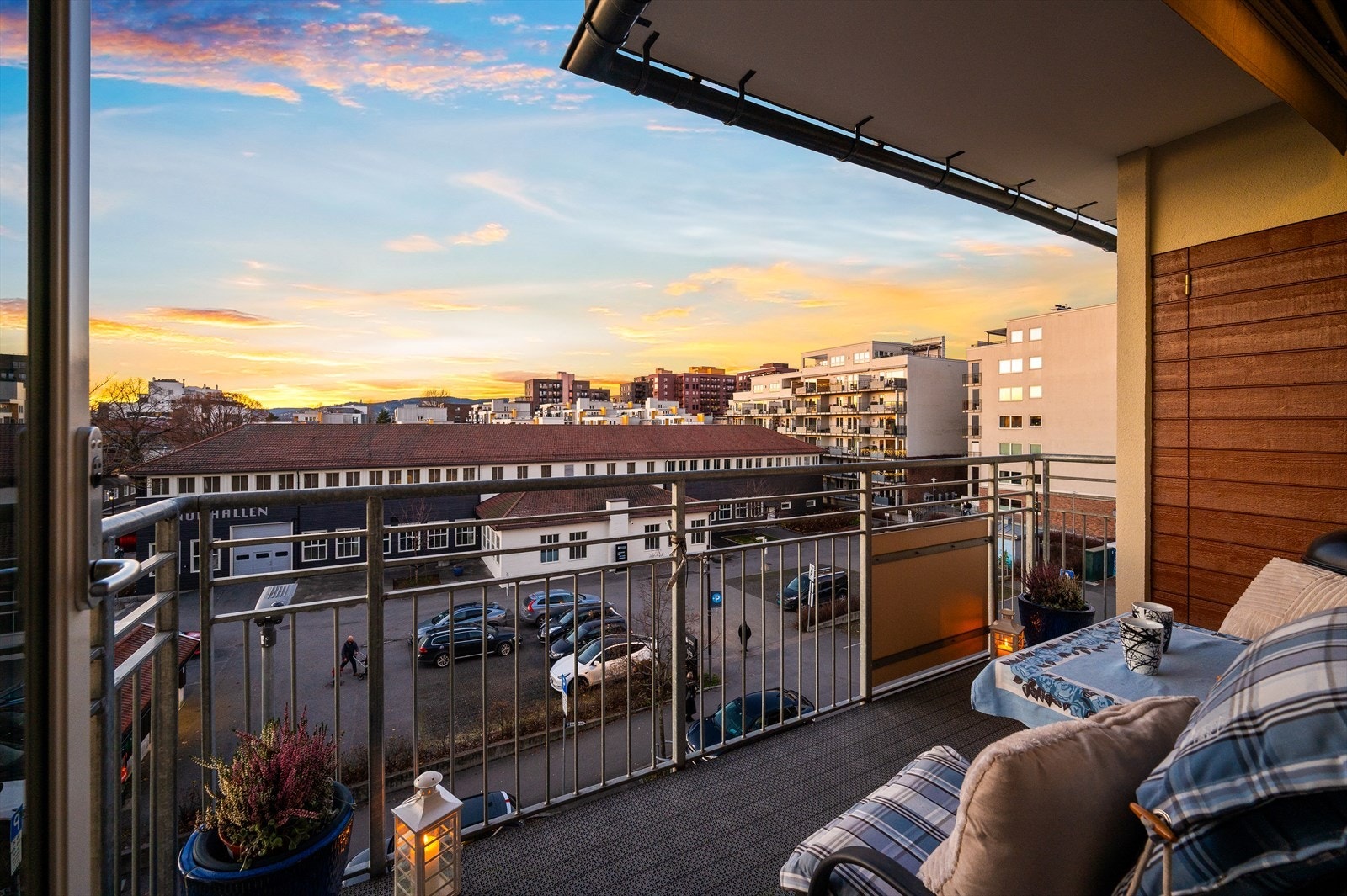 Fra stuen kommer man ut til en solrik balkong på ca. 6 kvm med hyggelig utsikt. Her er det god plass til utemøblement i form av sittegruppe, grill og beplantning. Praktisk utebod i tilknytning til balkong. Galleribilde