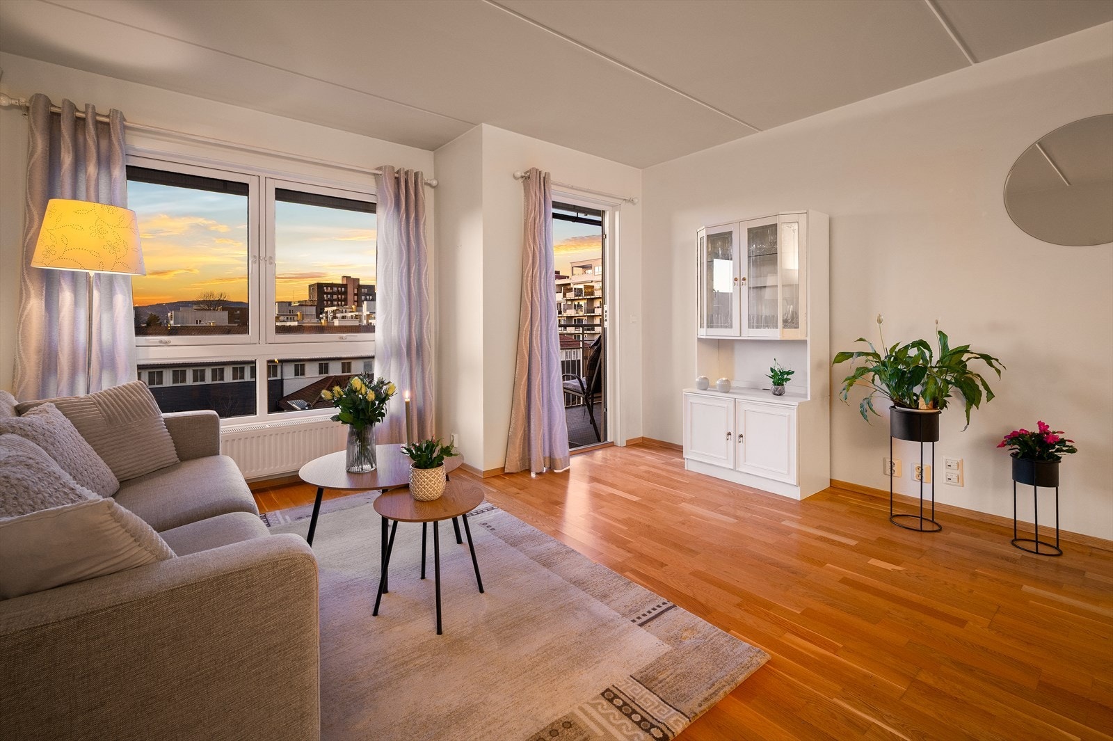 Stuen har god plass til sofaseksjon med tilhørende møblement. Galleribilde