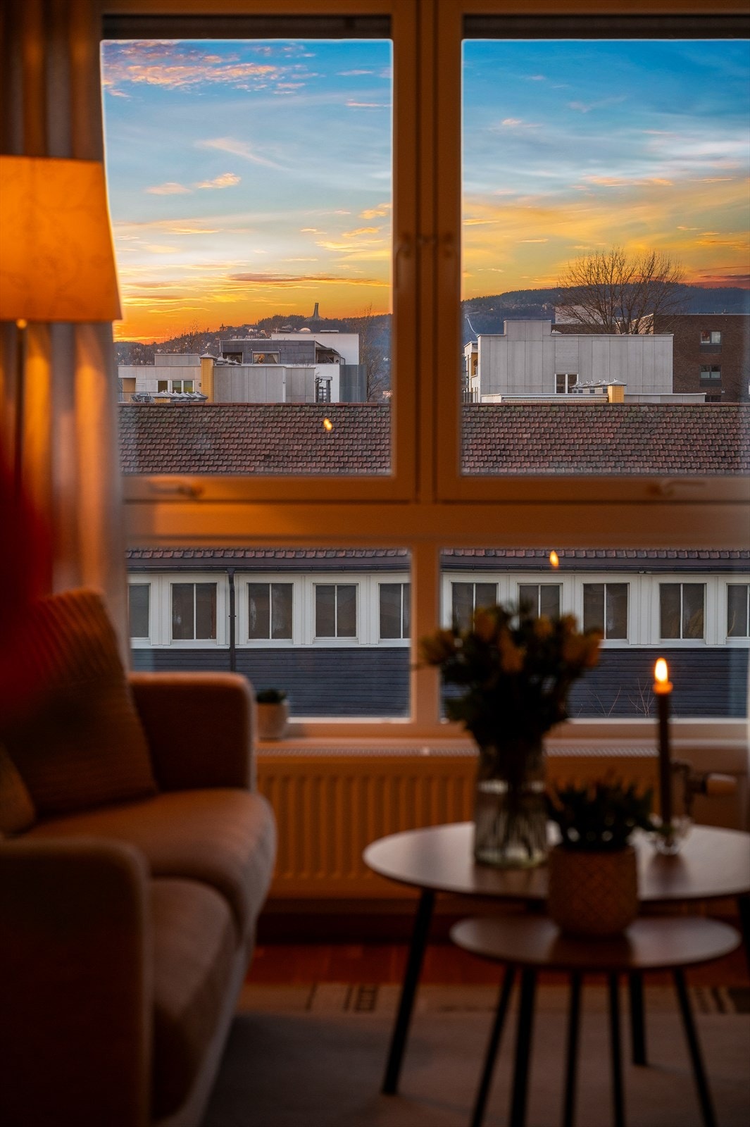 Leligheten ligger høyt og fritt til i 4. etasje med heisadkomst og har en vid utsikt ovr nærmiljø, og helt mot Holmenkollen og åsene rundt! Galleribilde