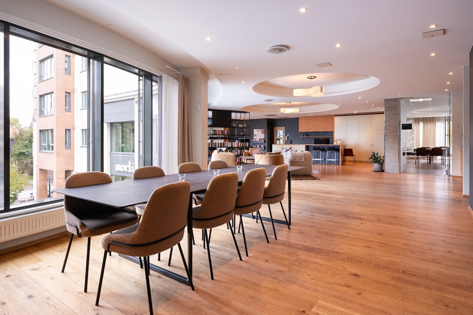 Med en Plussbolig® får du tilgang til et serviceområde med bemannet resepsjon, lobby, gjesterom, treningsrom, møterom, selskapsrom og kjøkken. Galleribilde