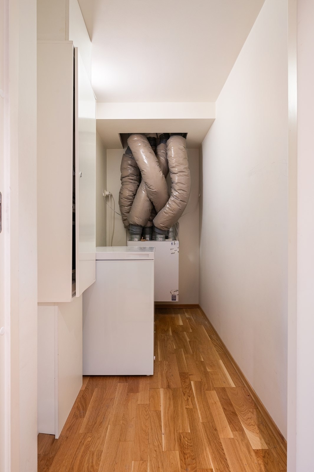 Fra gang er det adkomst til en svært praktisk bod/teknisk rom som rommer mye. Her er det ypperlig å innrede med hylleløsninger eller hva en måtte ha behov for. Galleribilde