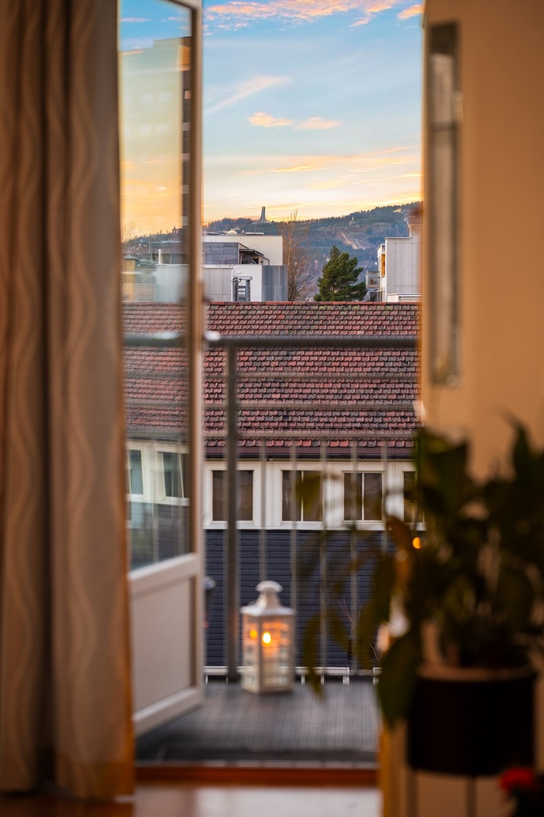 Fra stuen er det adkomst til leilighetens flotte balkong Galleribilde