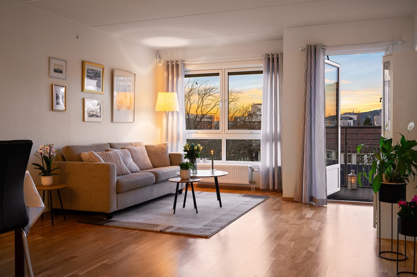 Velkommen til Lørenveien 44 - En romslig og flott 3-roms med balkong, heis og garasje. Nydelig utsikt! - Tilknyttet Selvaag Plus® Presentert av Sylvia Post v/ Norvik Løren. Foto: Peter Futo Galleribilde