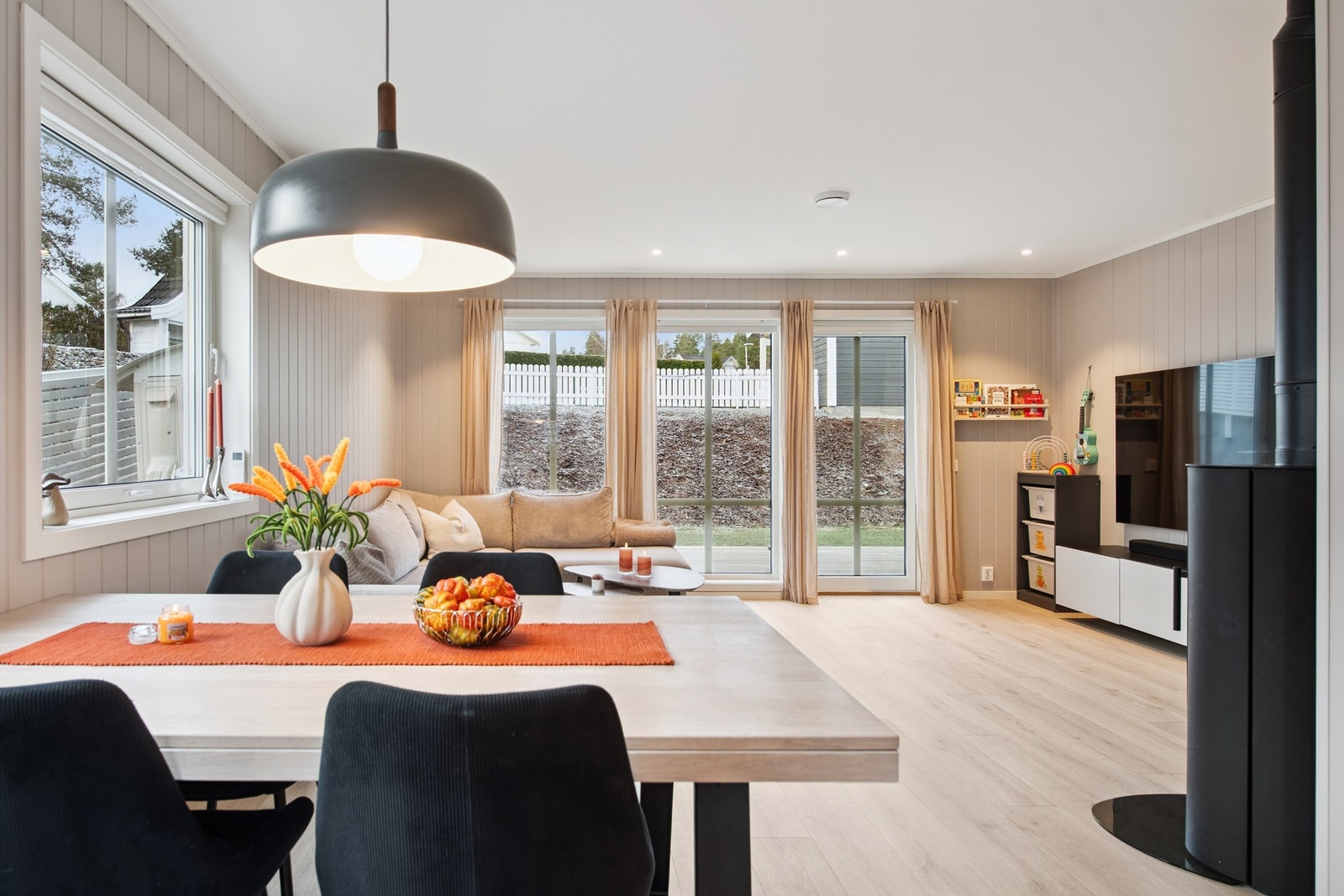 Spisestuen er plassert mellom kjøkkenet og stuen, med god plass til et stort spisebord. Galleribilde