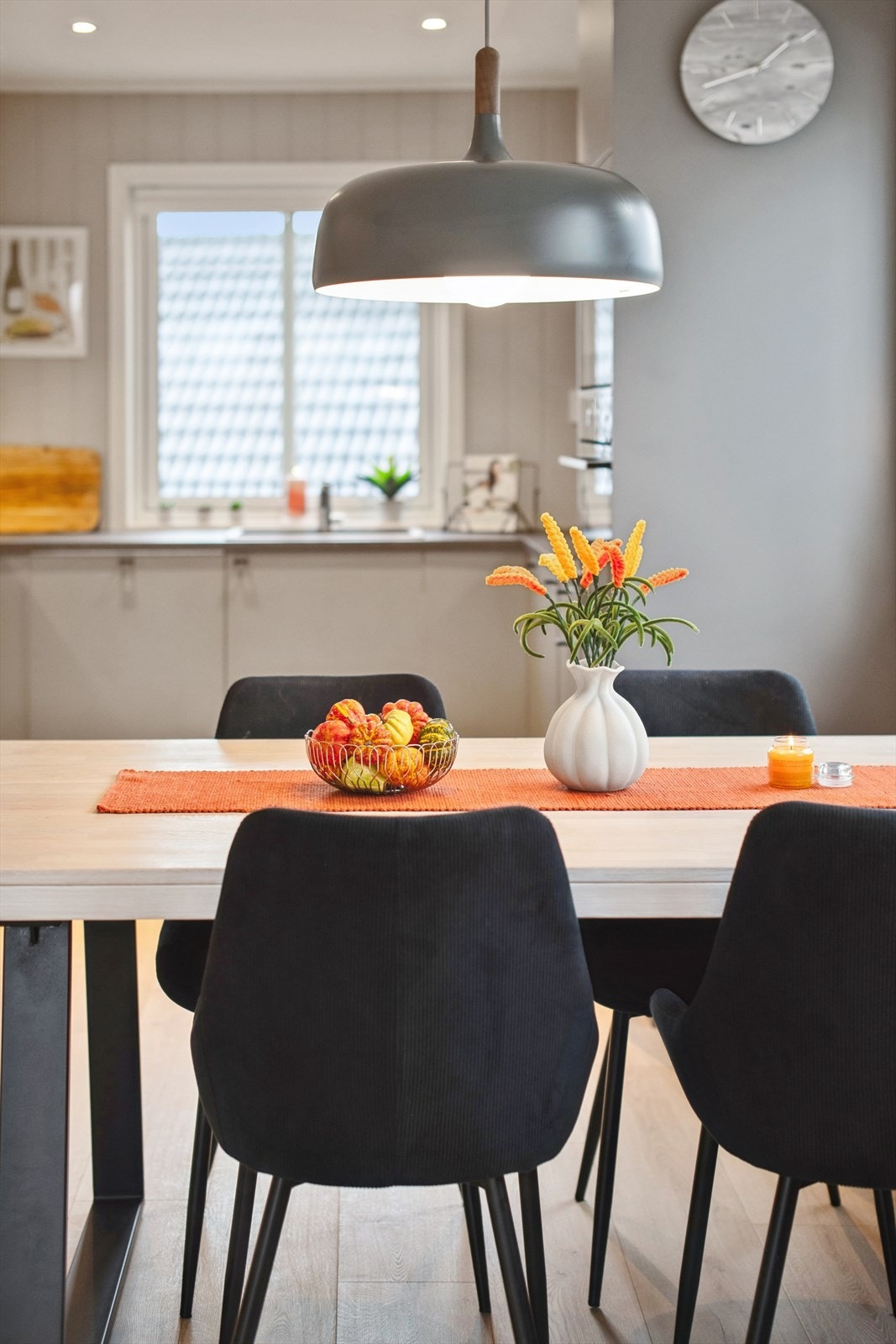 Innfelte downlights i himlingen gir god og jevn belysning i hele sonen. Galleribilde