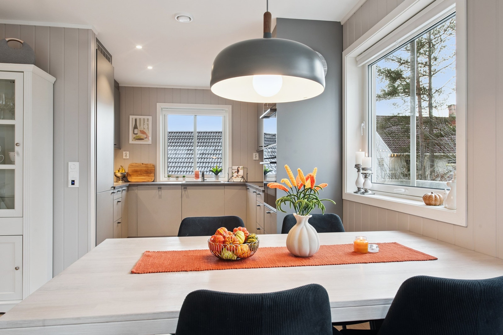 Gjennomgående laminatgulv og malte, profilerte MDF-plater på veggene gir et helhetlig inntrykk. Galleribilde