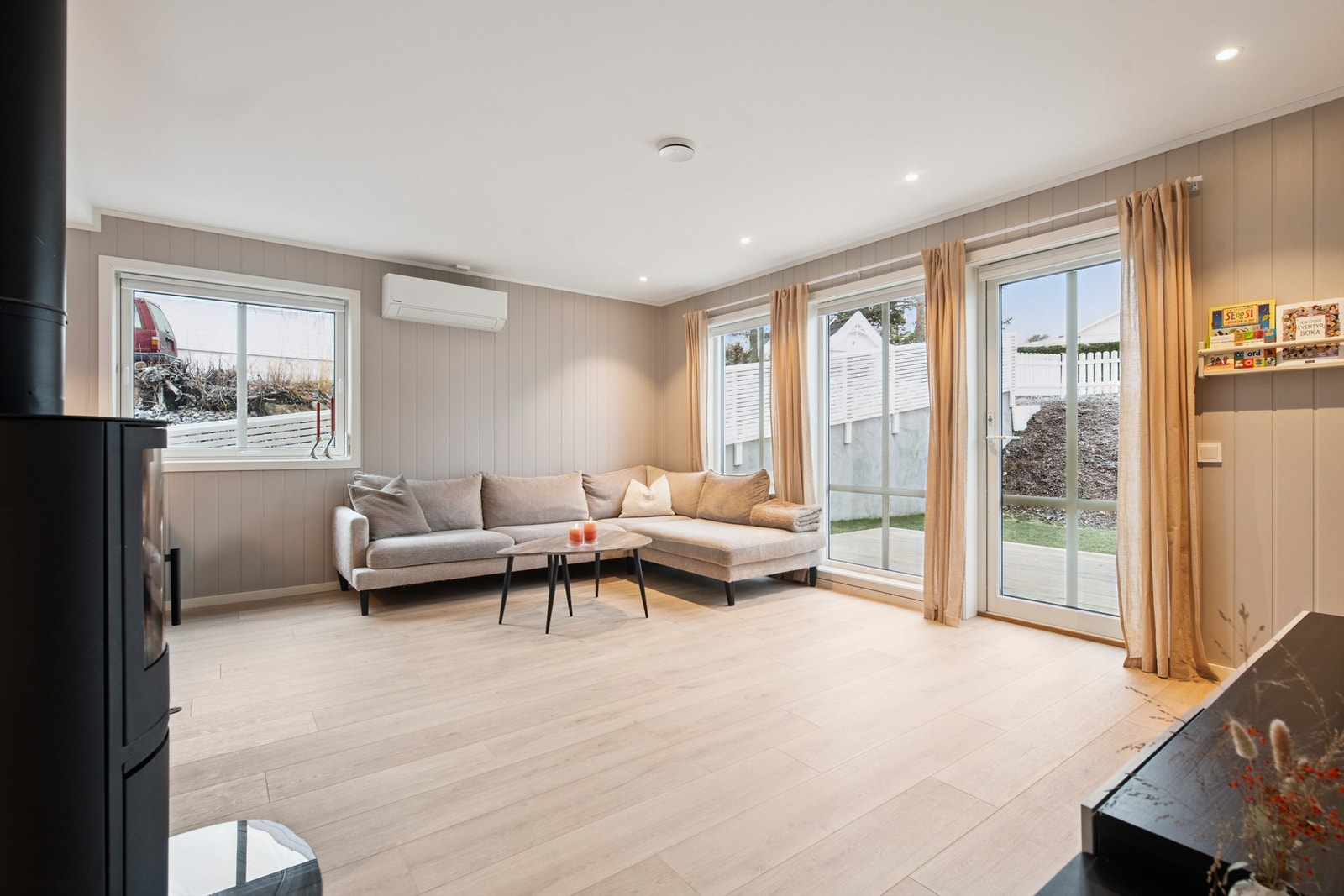 Store vindusflater med 3-lags glass og direkte utgang til terrassen skaper en god romfølelse. Galleribilde