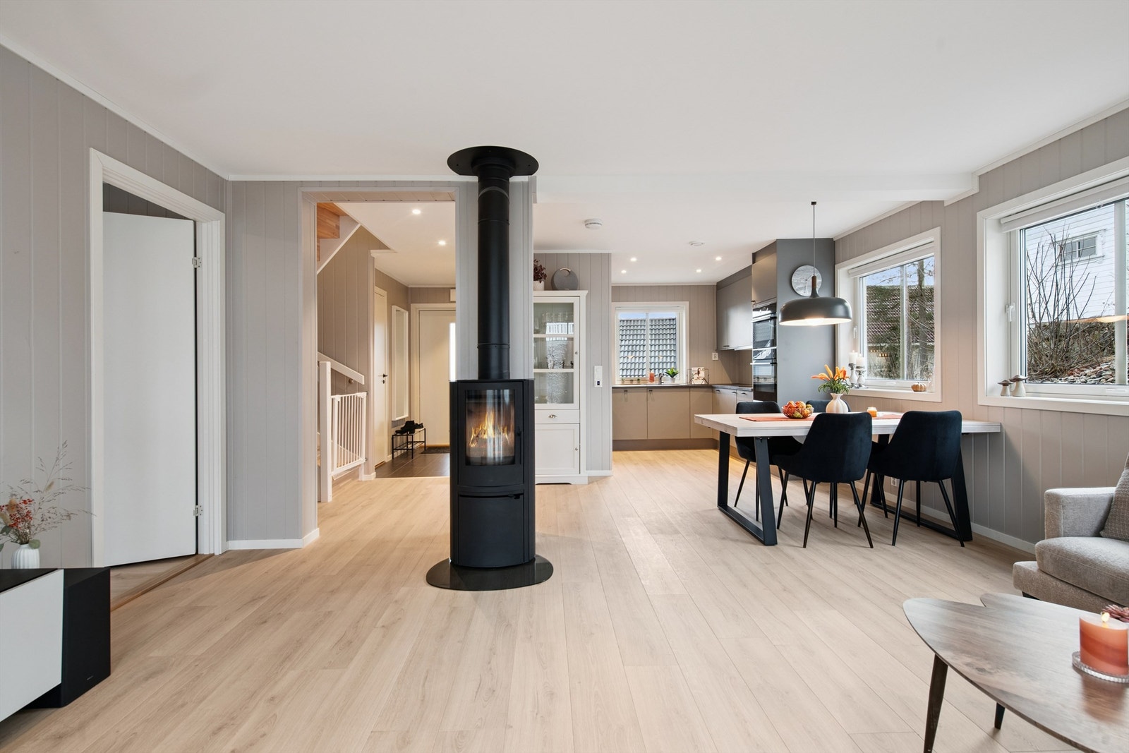 Den åpne stue- og kjøkkenløsningen er etasjens sosiale samlingspunkt, med plass til både spisebord og sofagruppe. Galleribilde