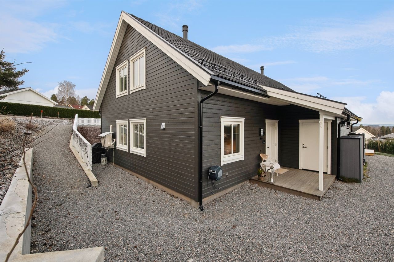 Denne seksjonens tomt er på 312,4 m². I tillegg disponerer seksjonen et fellesareal på 289,7 m². Galleribilde