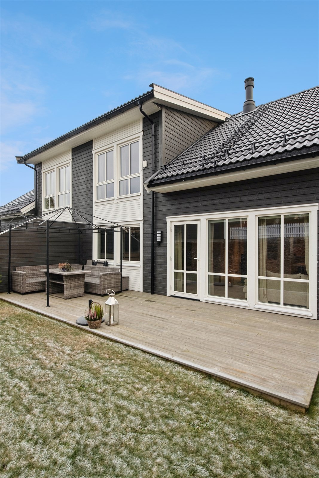 Den vestvendte terrassen fungerer som en naturlig forlengelse av stuen og har gode lysforhold på ettermiddagen. Galleribilde