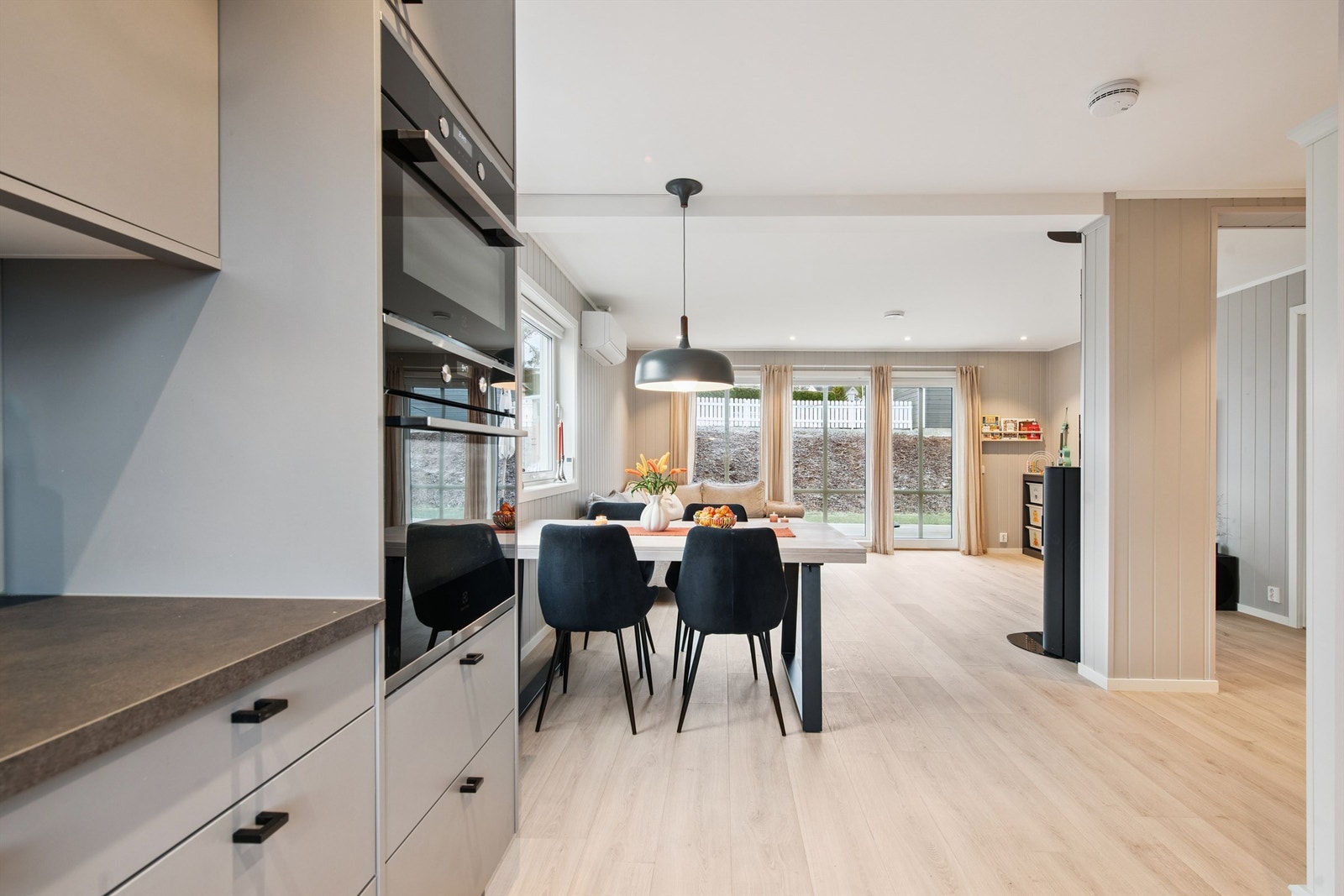 Kjøkkenet er praktisk plassert i åpen løsning med stuen, som inviterer til sosial matlaging. Galleribilde