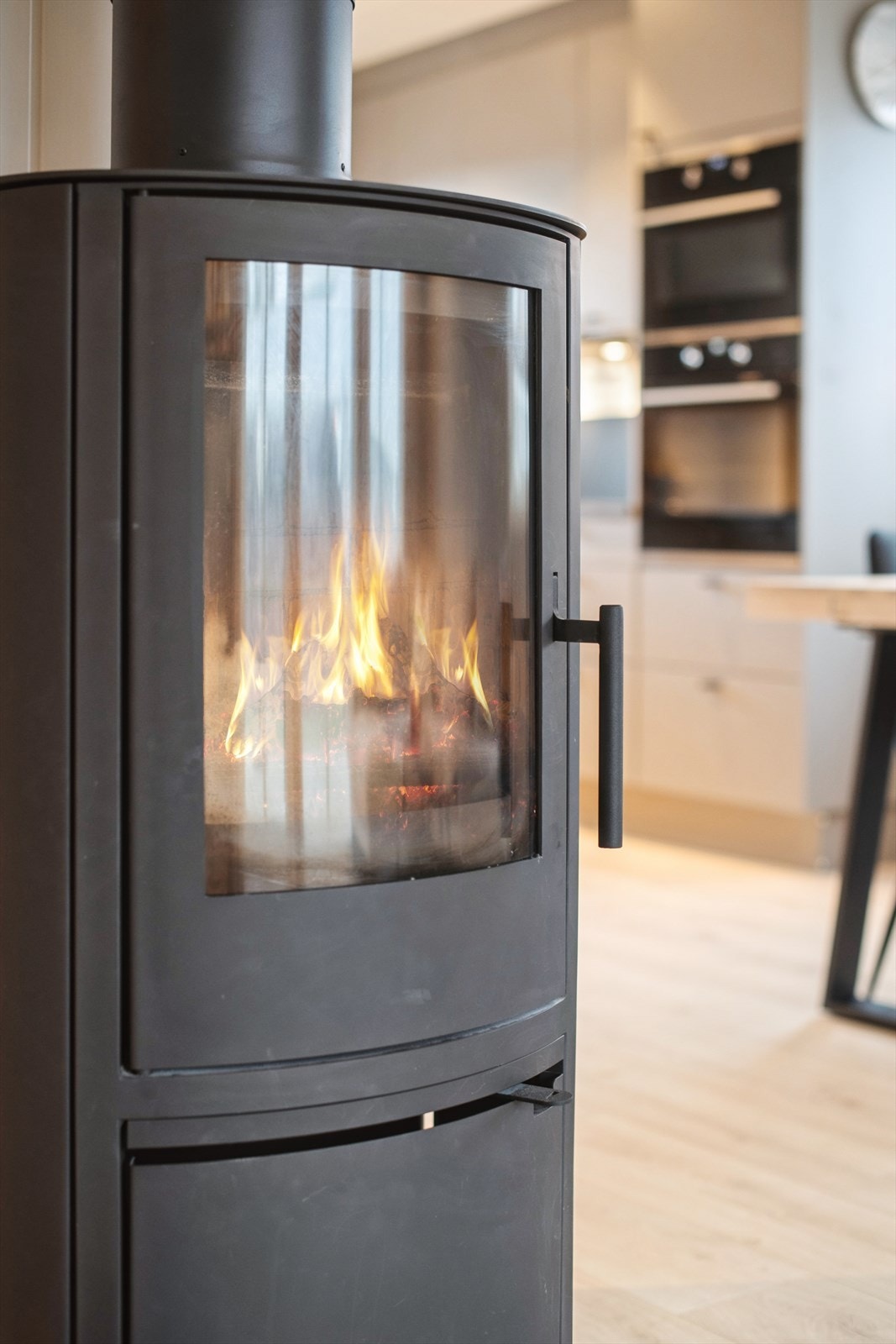 Vedovnen i stuen gir ekstra varme og en hyggelig atmosfære på kalde dager. Galleribilde