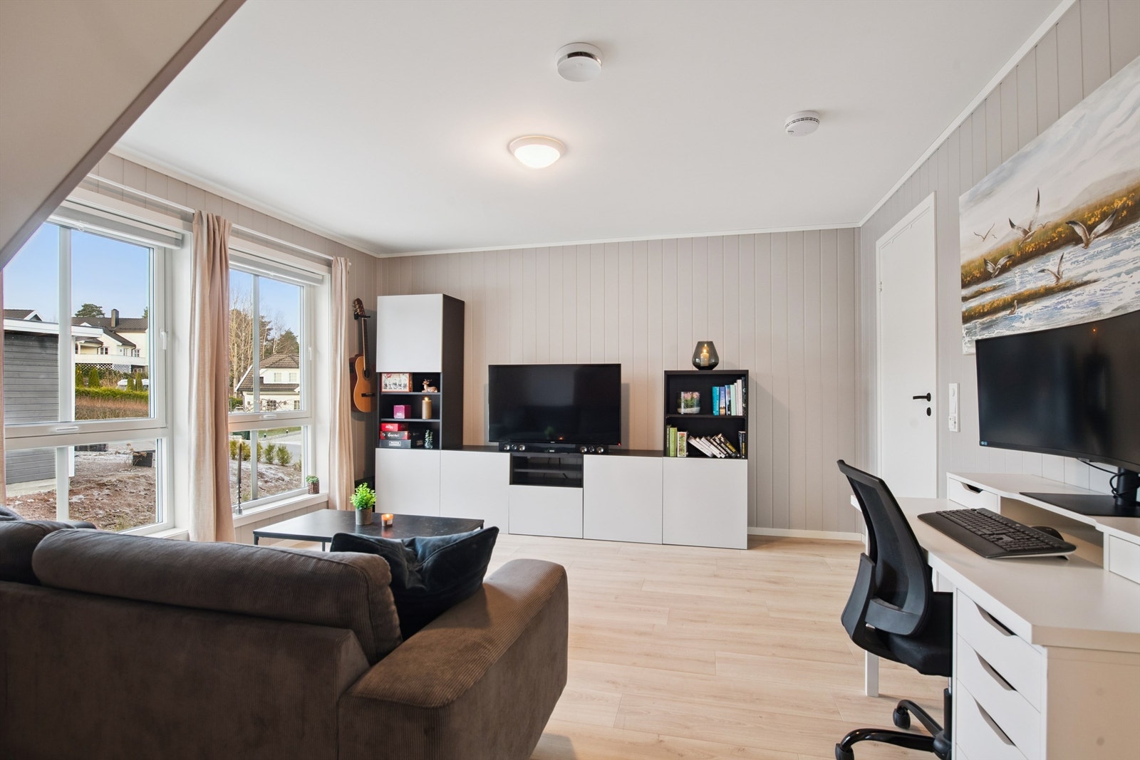 Loftstuen gir økt fleksibilitet og kan benyttes som TV-stue, lekerom eller en romslig kontorplass. Galleribilde