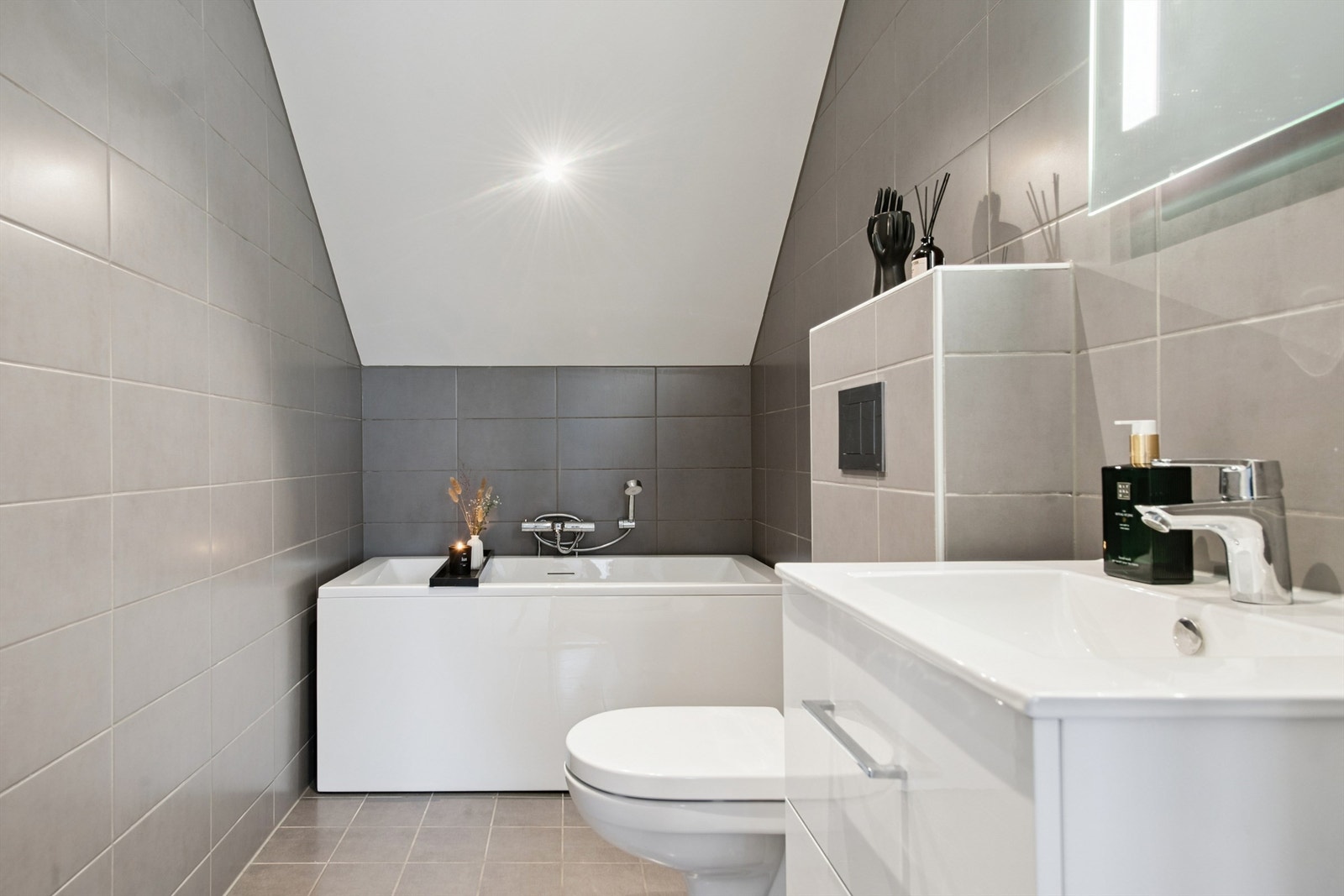 Boligens andre bad er utstyrt med et frittstående badekar for ekstra velvære. Galleribilde