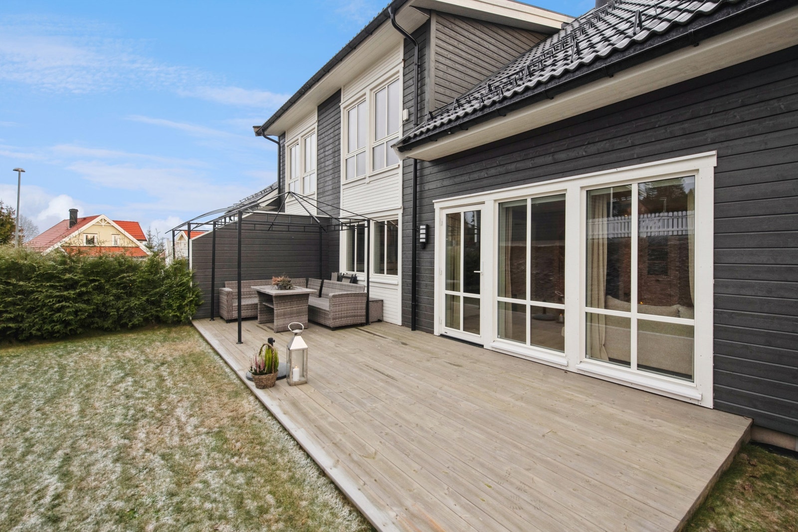 Her er det god plass til utemøbler, og hagen gir fine lekemuligheter for barna. Galleribilde