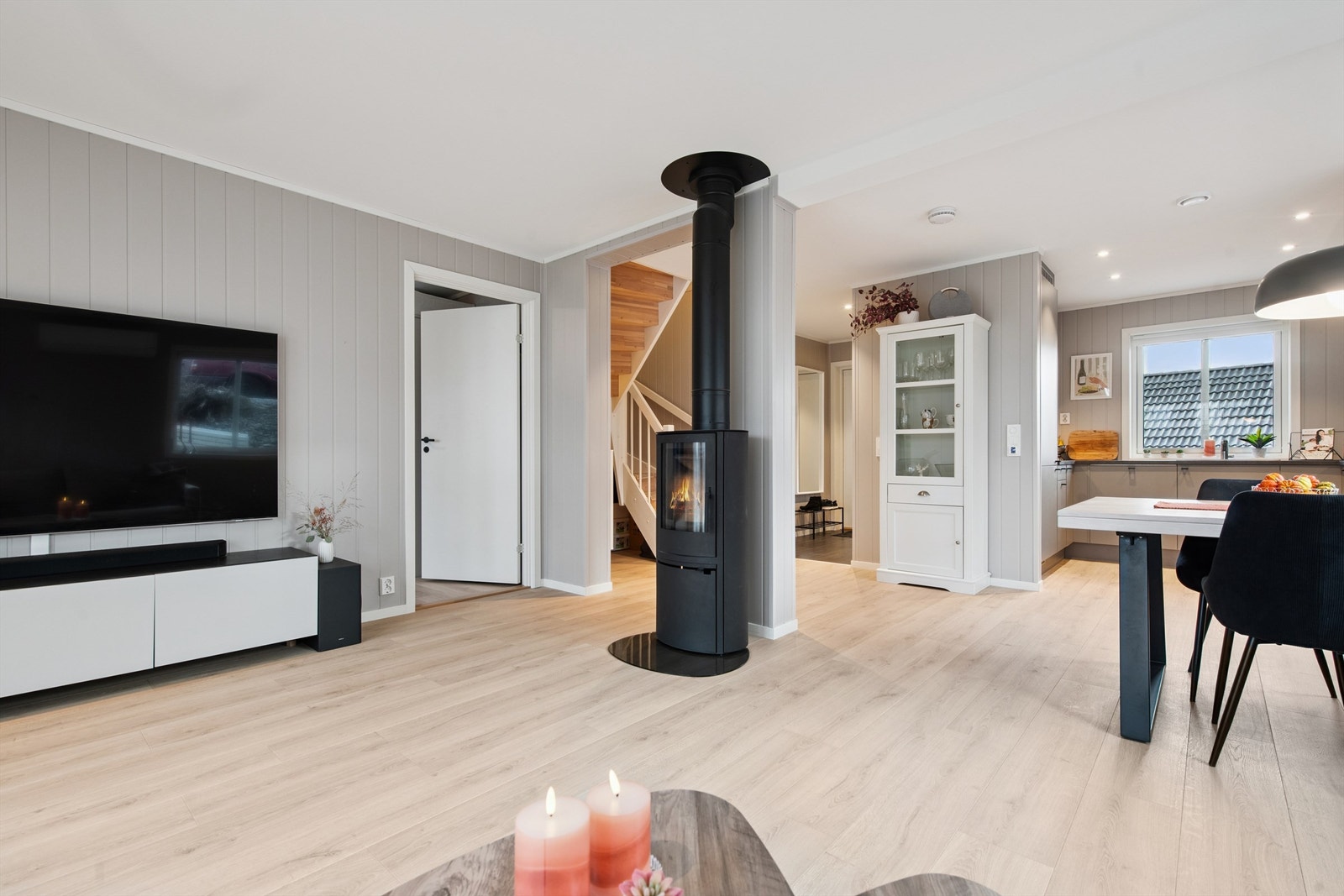 Tretrappen leder opp til en mer privat sone i boligens andre etasje. Galleribilde