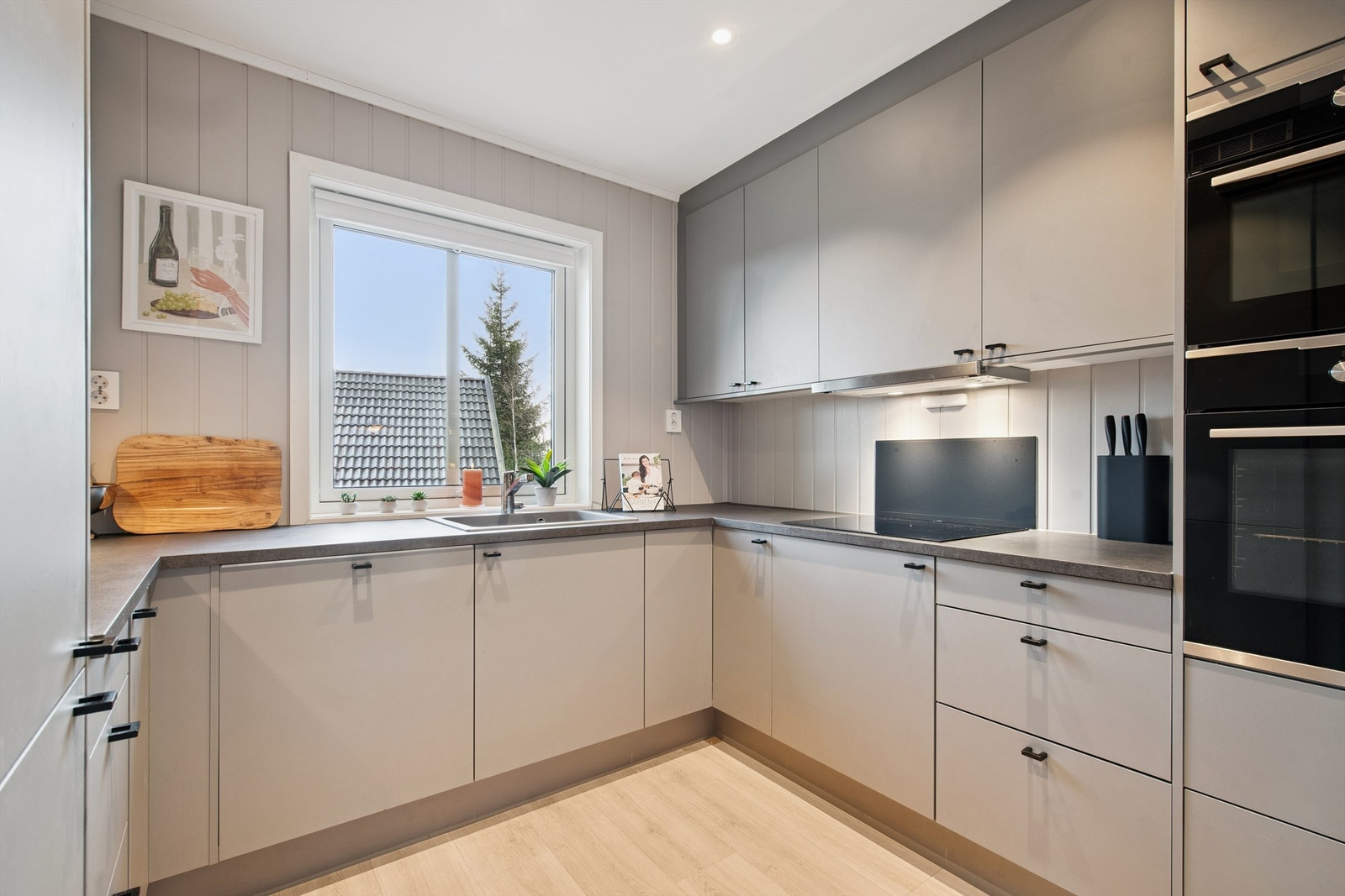 Alle hvitevarer er integrerte, inkludert stekeovn, kombinert steke-/mikroovn og induksjonstopp. Galleribilde