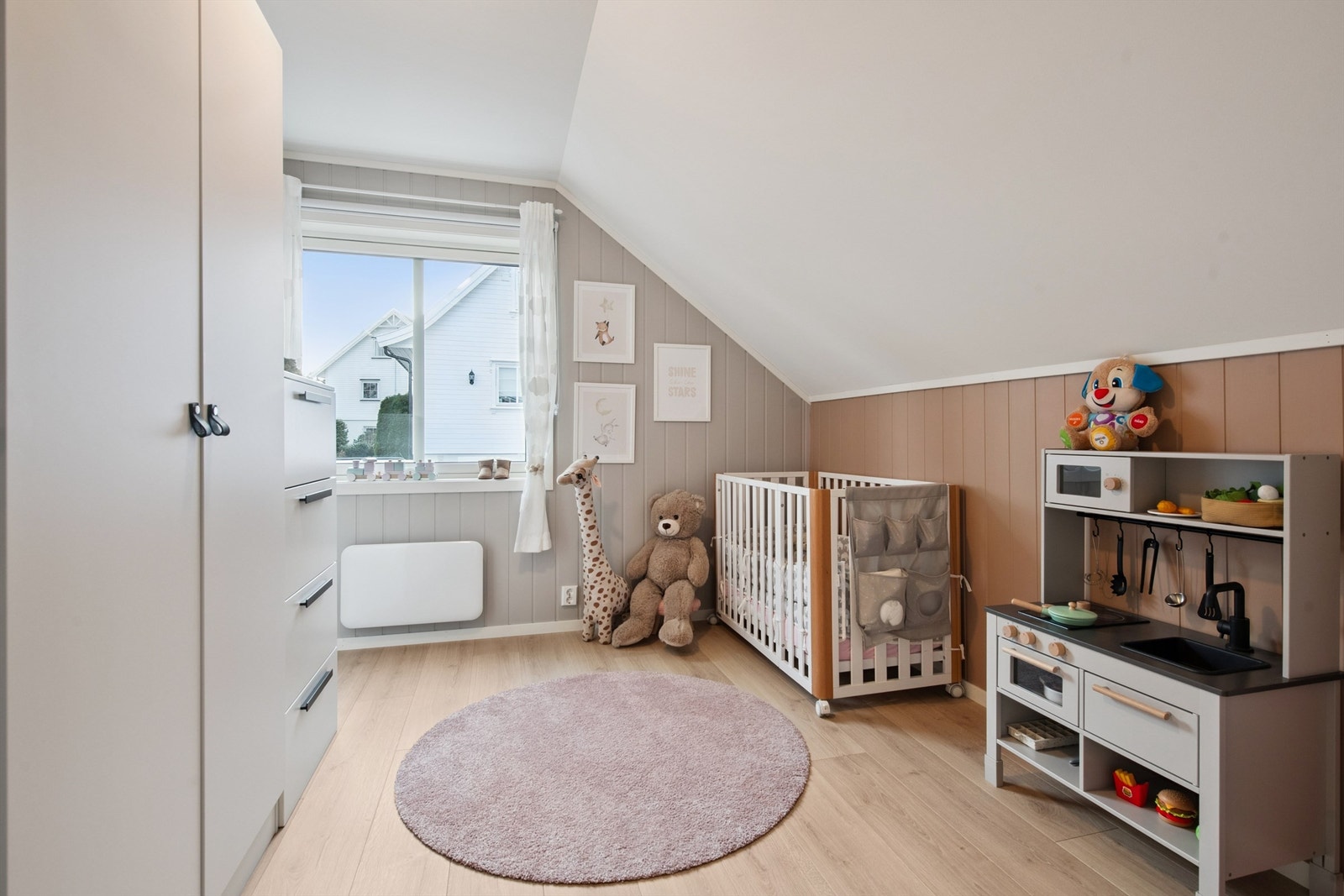 Det tredje soverommet passer utmerket som barnerom, med plass til både seng og lek. Galleribilde