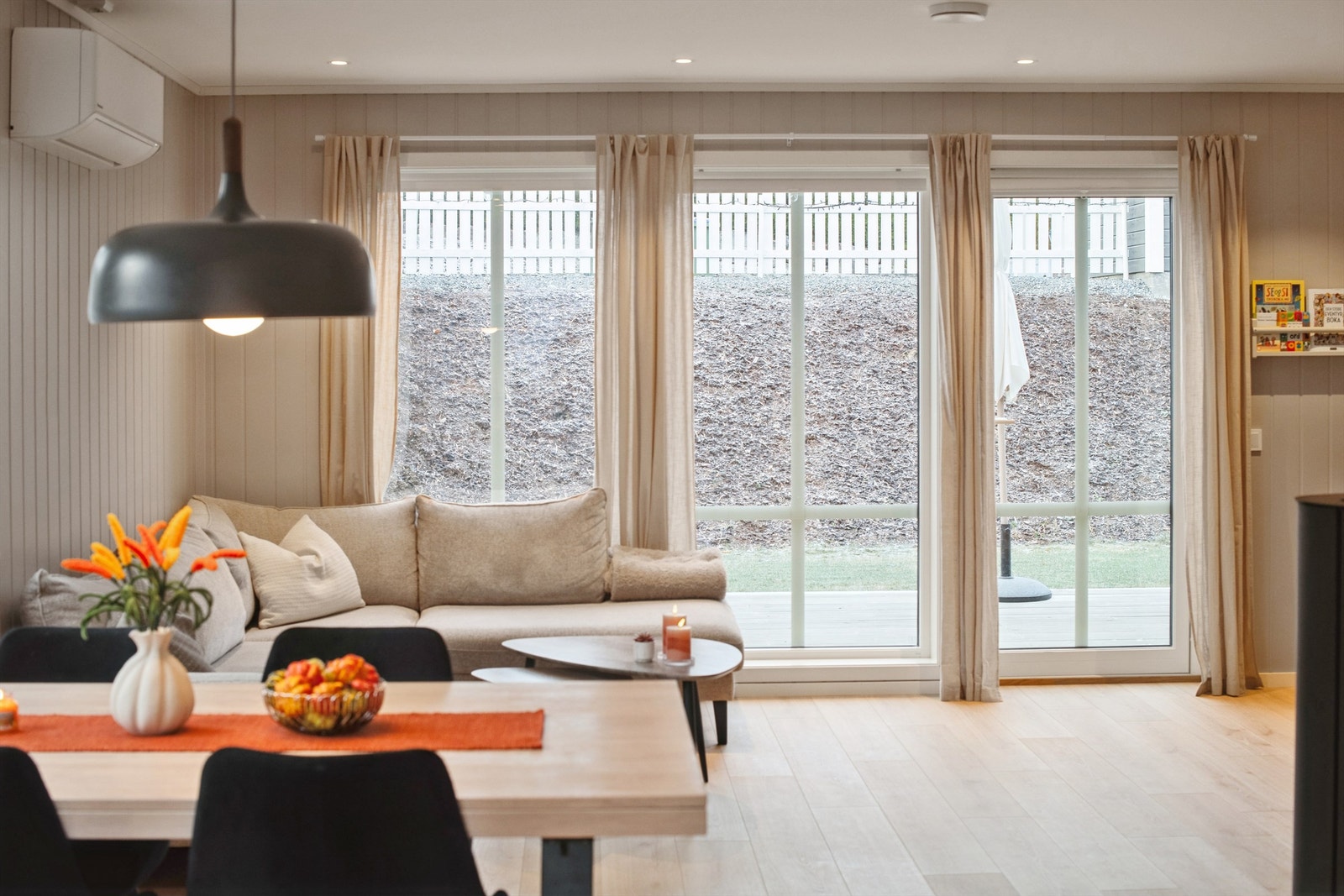 Fra stuen er det utgang til en romslig, vestvendt terrasse på 24 m². Galleribilde