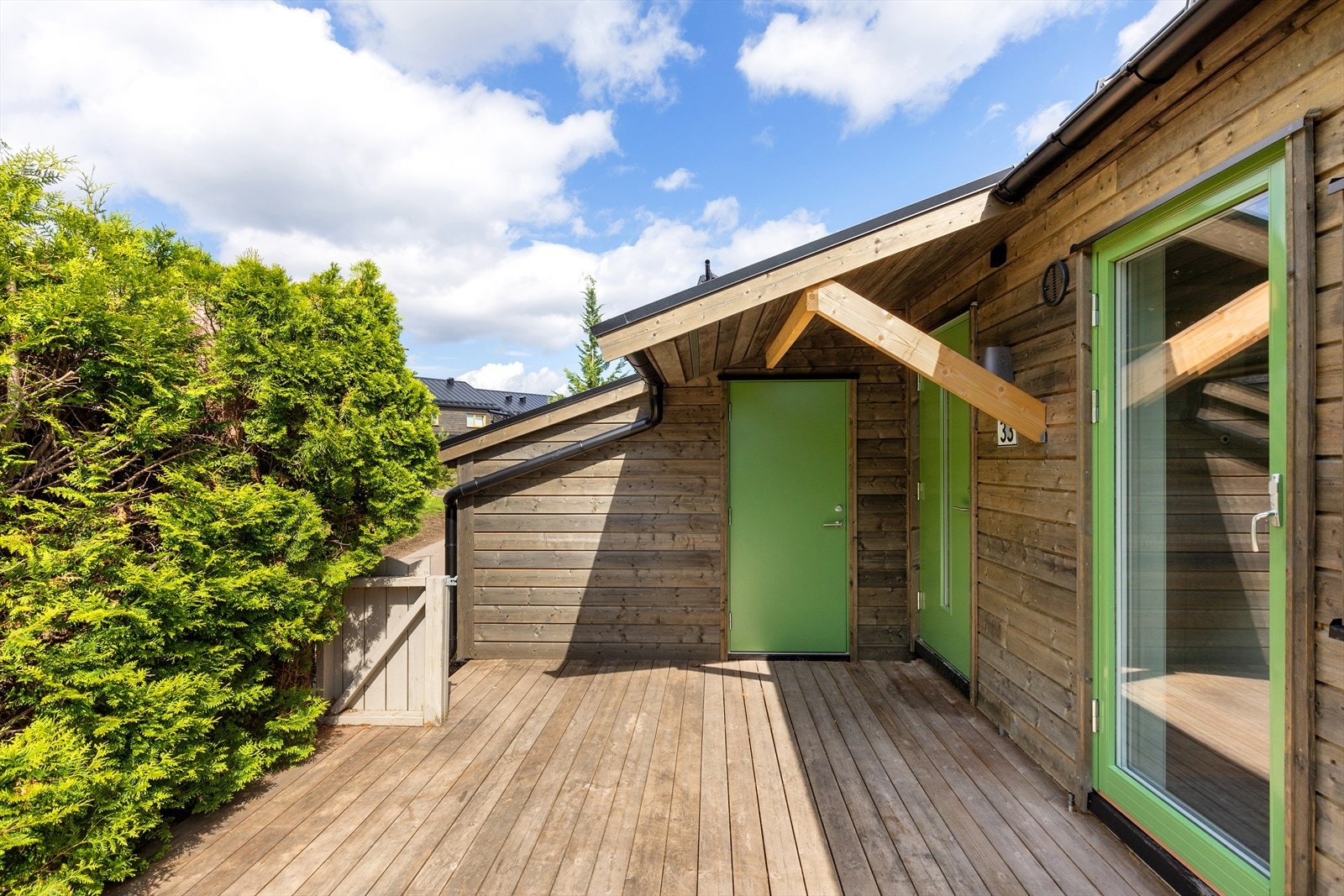 Boligen har nye vinduer og dører, ny panel og nytt tak. Galleribilde