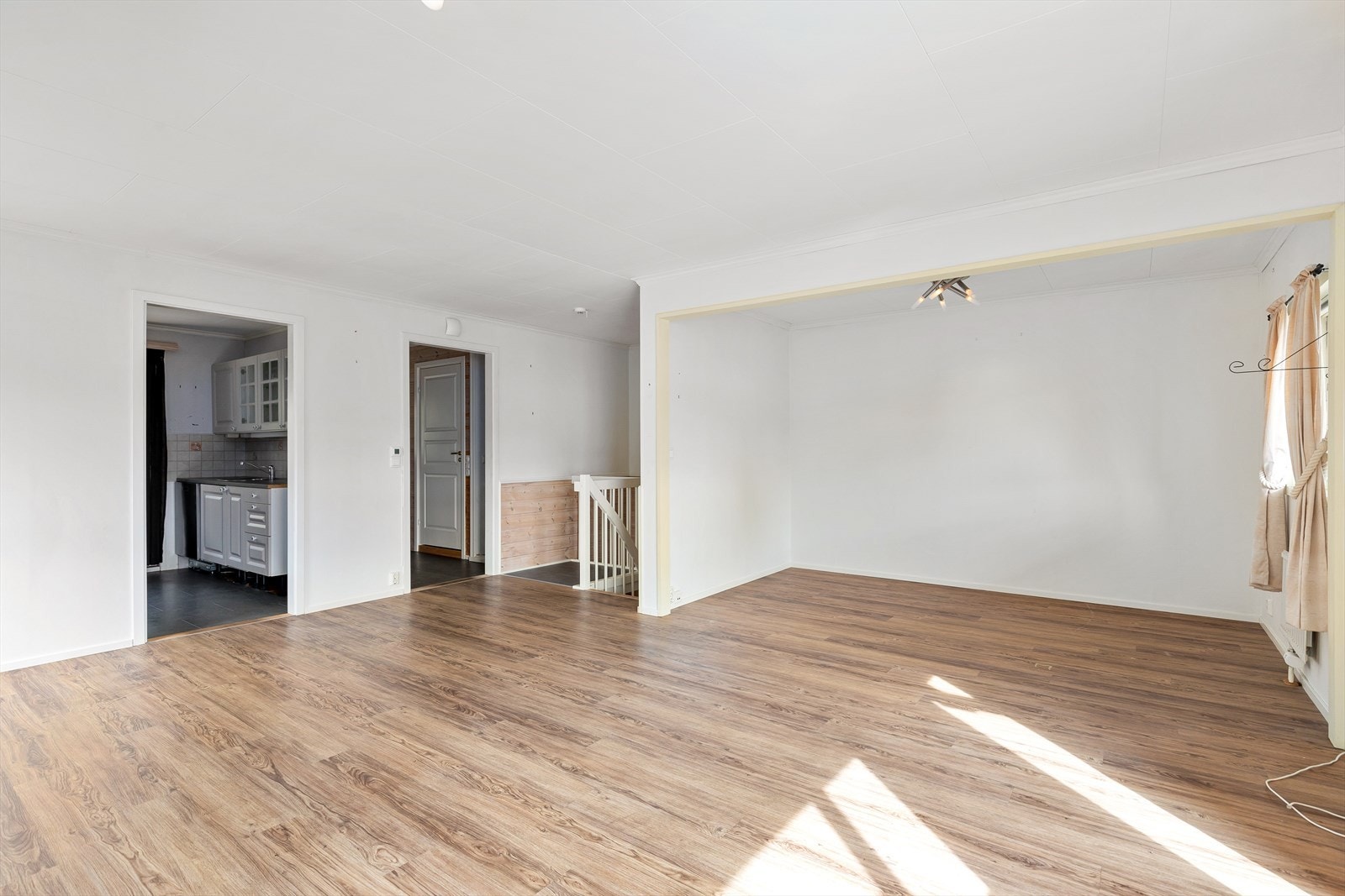 Stor stue som er lett å innrede Galleribilde