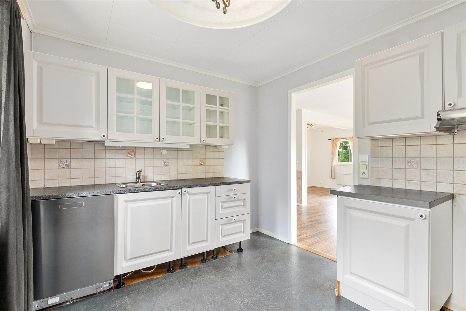 Lys og romslig kjøkken Galleribilde