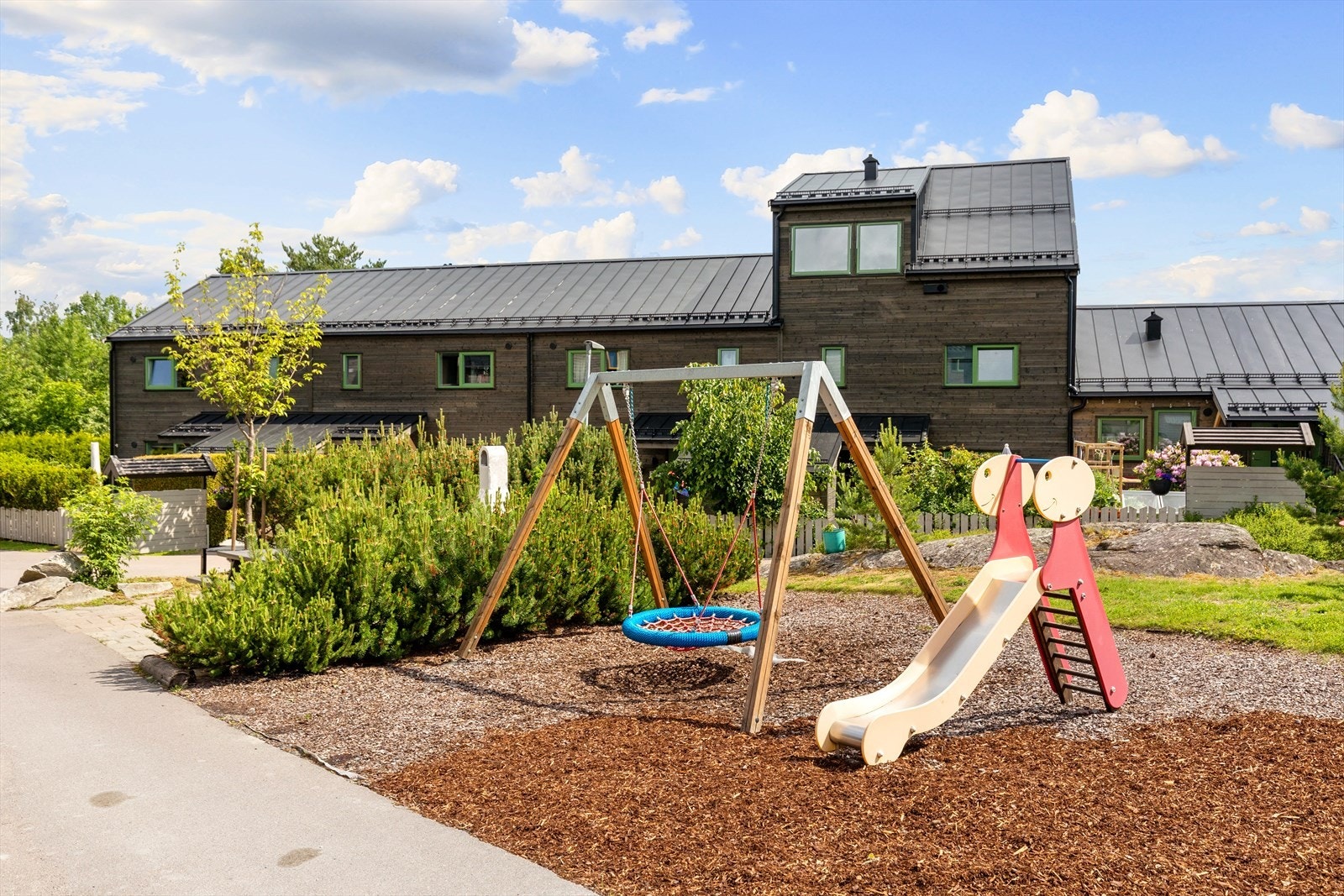 Lekeplass for de små - her er det bare å hive seg rundt Galleribilde