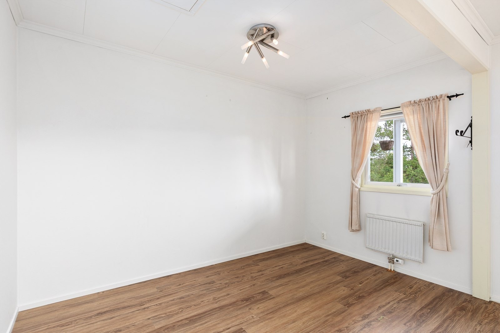 Vinkelstuen som originalt var soverom og som enkelt kan bli det igjen Galleribilde